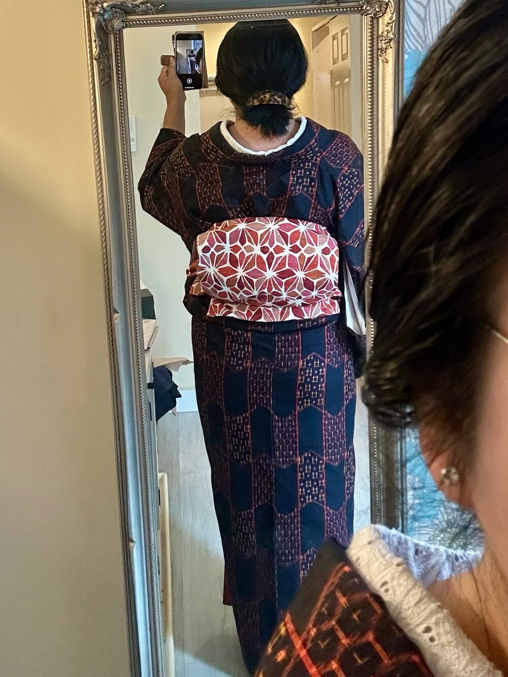 ブラック系の着物を着用したレディースの春コーディネートの3枚目の写真