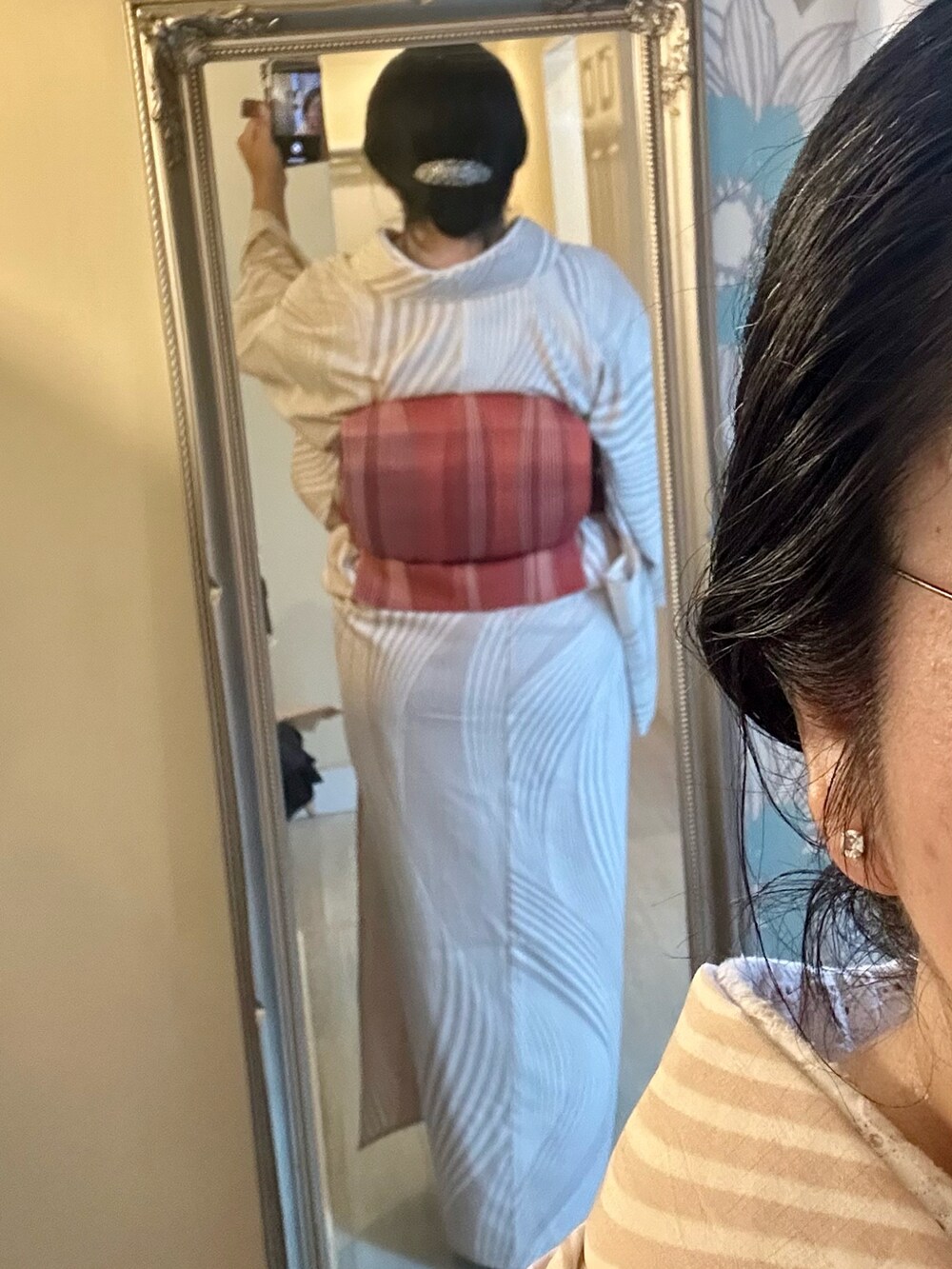 ベージュ系の着物を着用したレディースの春コーディネートの3枚目の写真