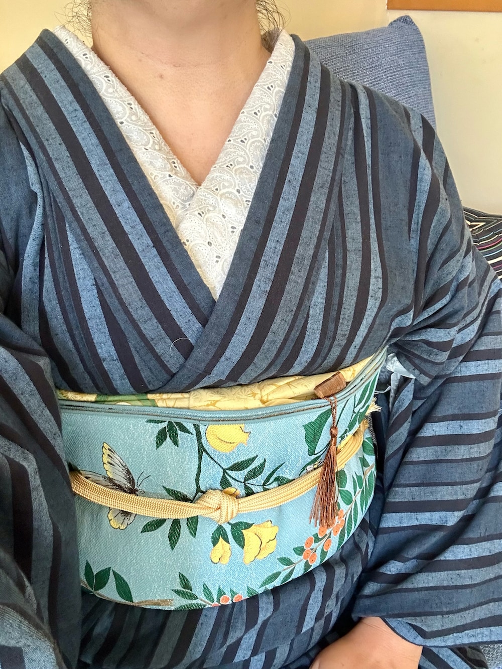 ブルー系の着物を着用したレディースの春コーディネートの2枚目の写真