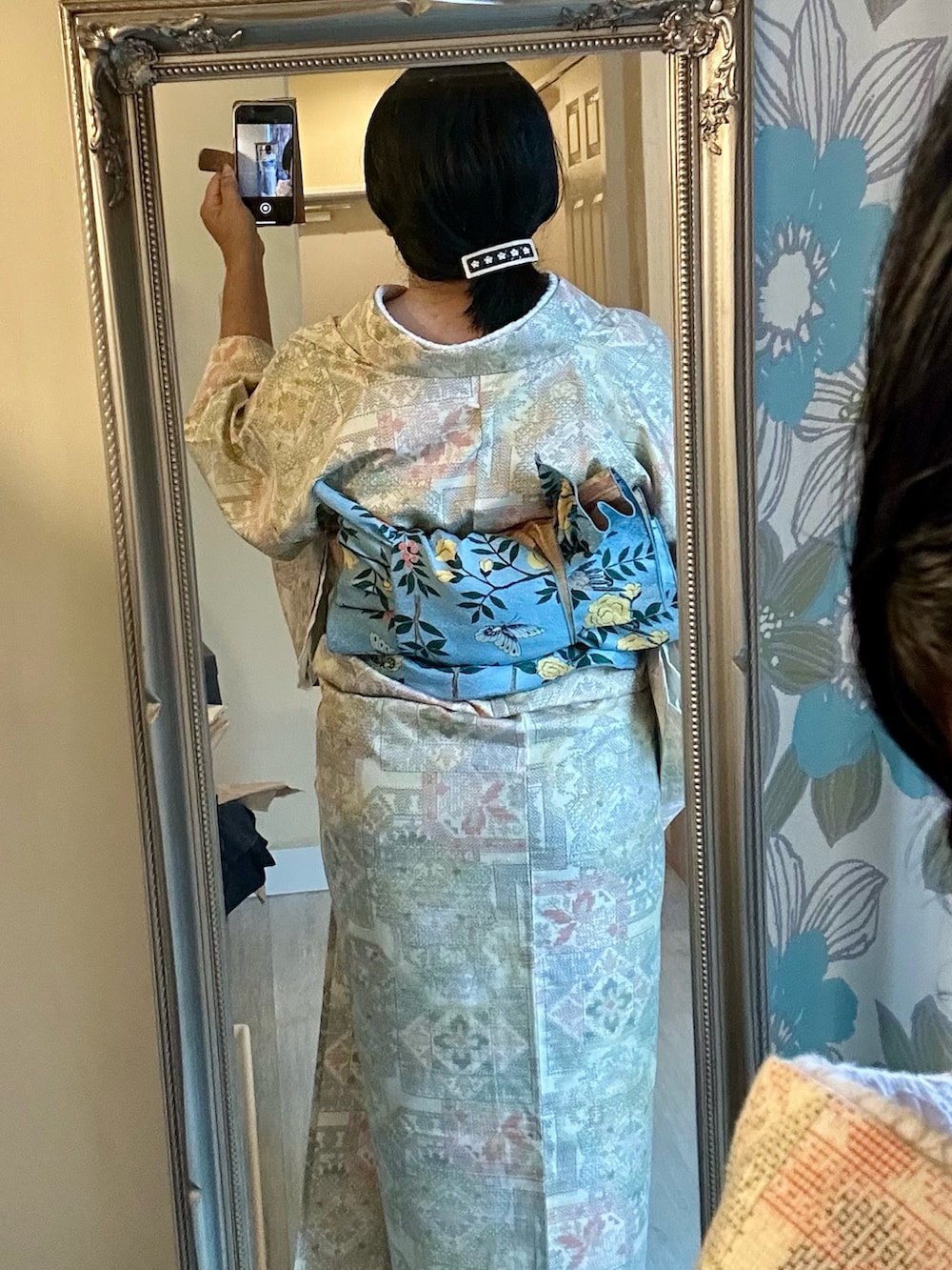 ベージュ系の着物を着用したレディースの春コーディネートの4枚目の写真