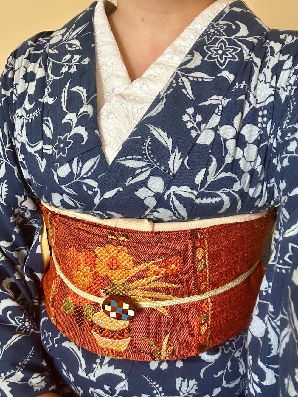 ブルー系の着物、オレンジ系の和装小物を着用したレディースの春コーディネートの2枚目の写真