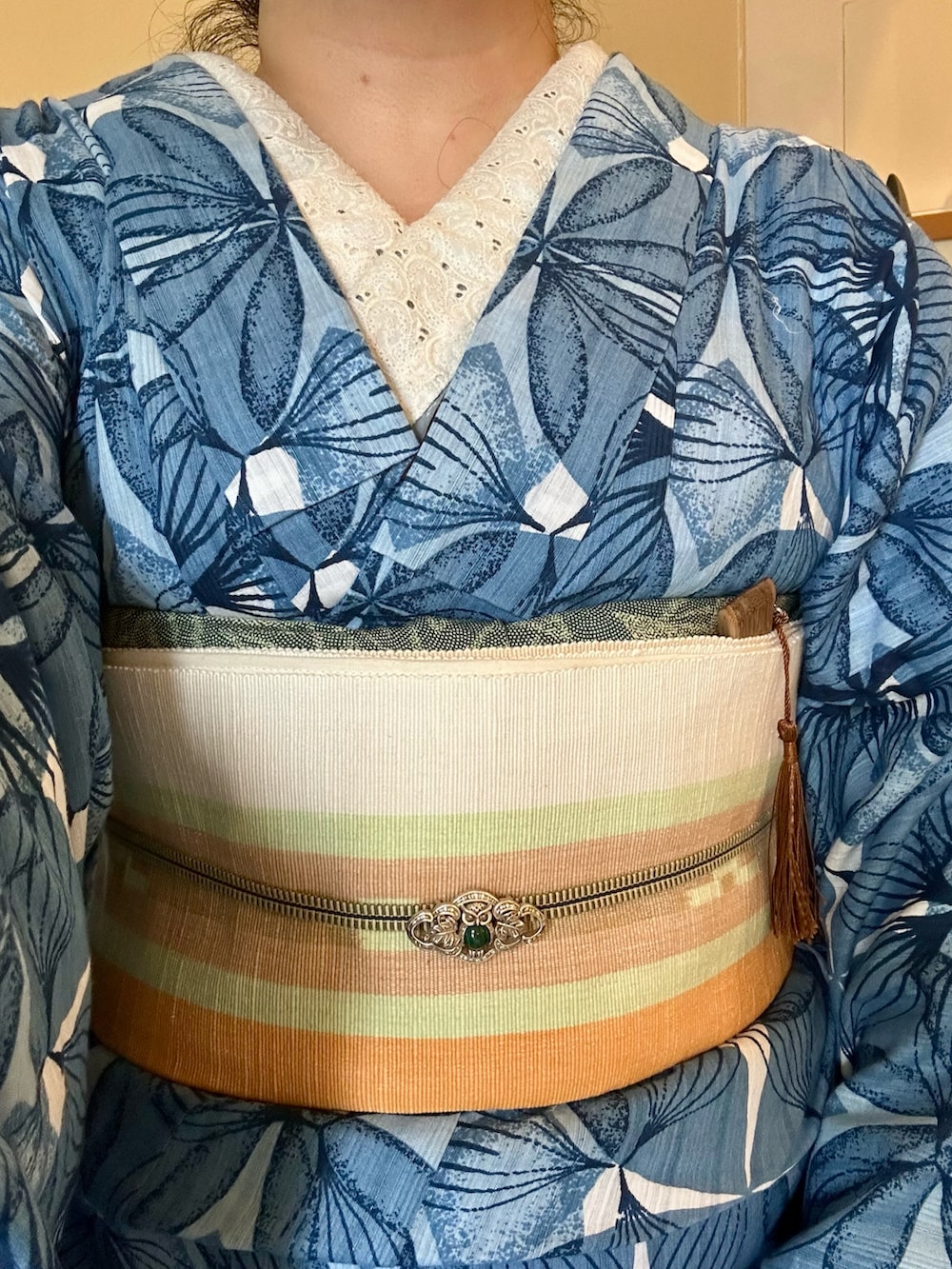 ブルー系の着物を着用したレディースの春コーディネートの2枚目の写真