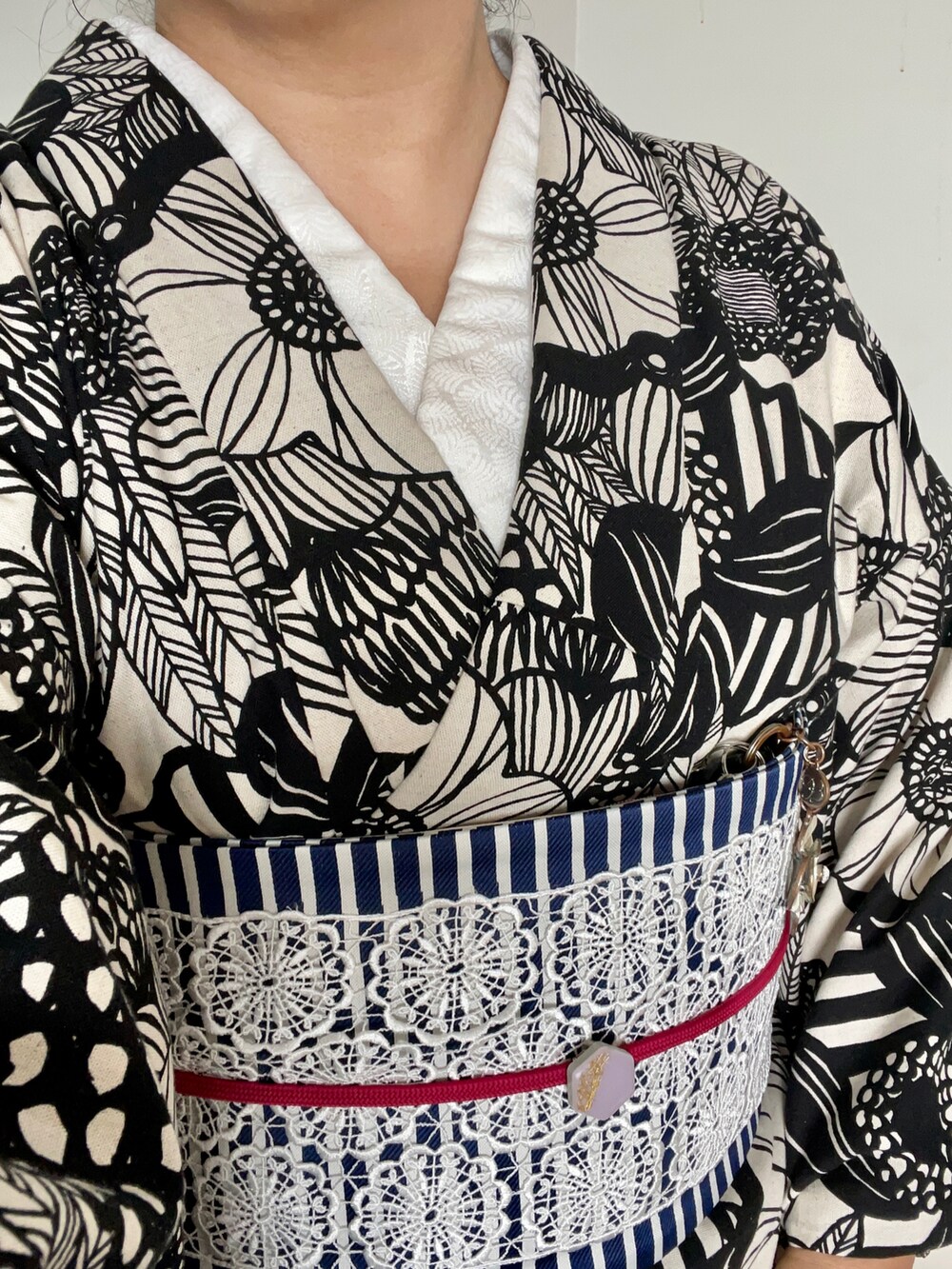 ブラック系の着物を着用したレディースの春コーディネートの2枚目の写真