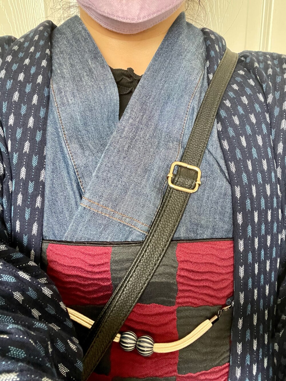 ブルー系の着物を着用したレディースの冬コーディネートの2枚目の写真