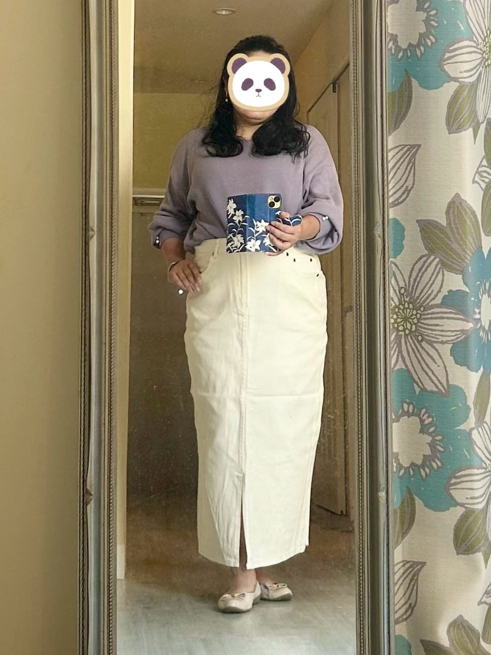 ブルー系のニット/セーター、ホワイト系のスカートを着用したレディースの春コーディネートの2枚目の写真