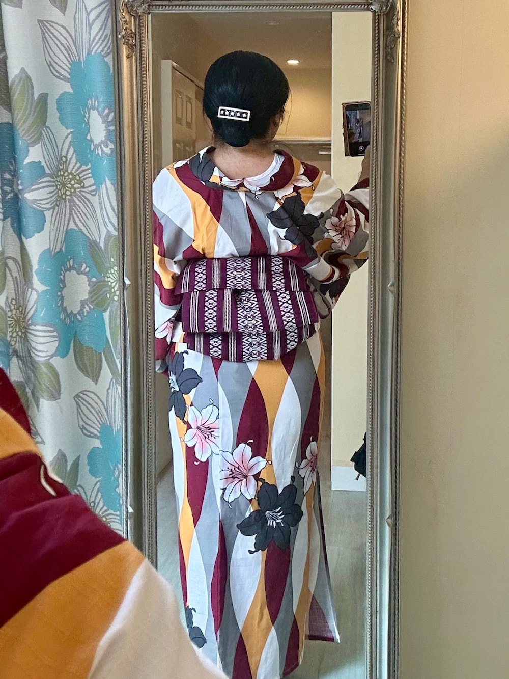 レッド系の浴衣を着用したレディースの夏コーディネートの3枚目の写真