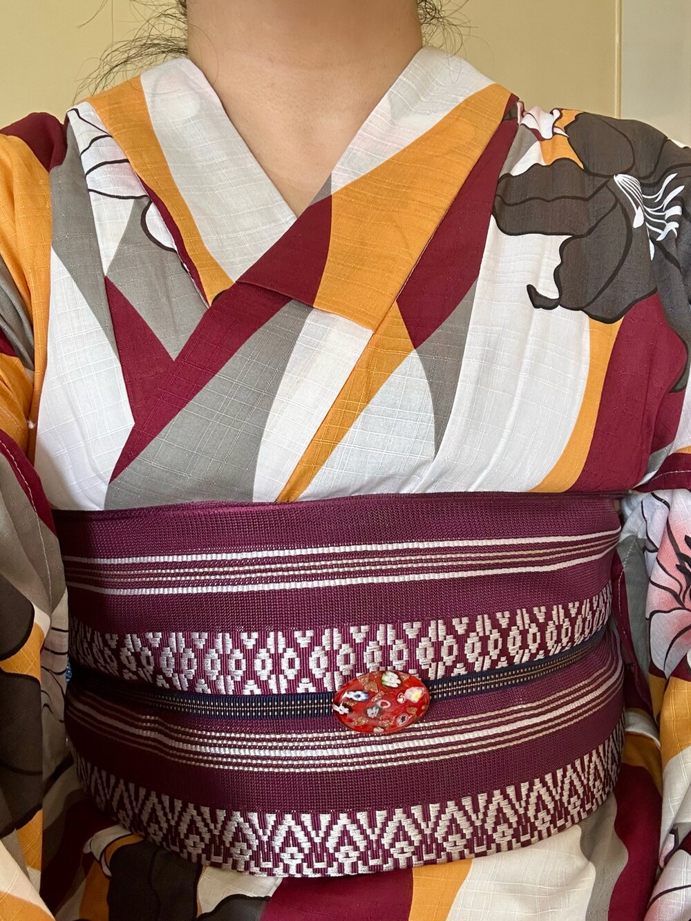 レッド系の浴衣を着用したレディースの夏コーディネートの2枚目の写真