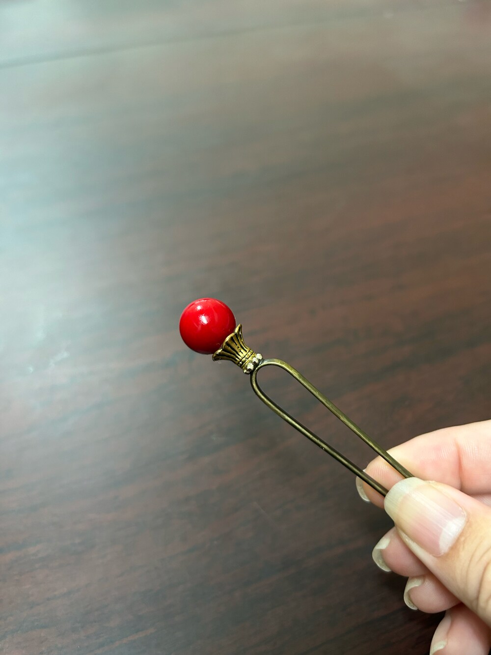 グレー系の着物、ホワイト系の和装小物を着用したレディースの秋コーディネートの2枚目の写真
