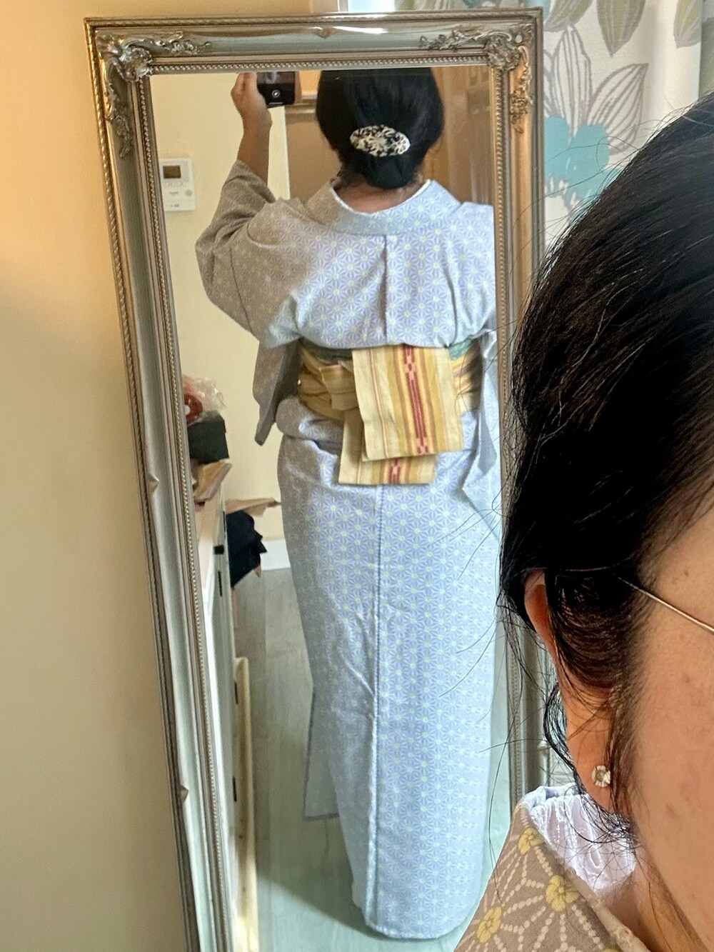 グレー系の着物を着用したレディースの春コーディネートの3枚目の写真