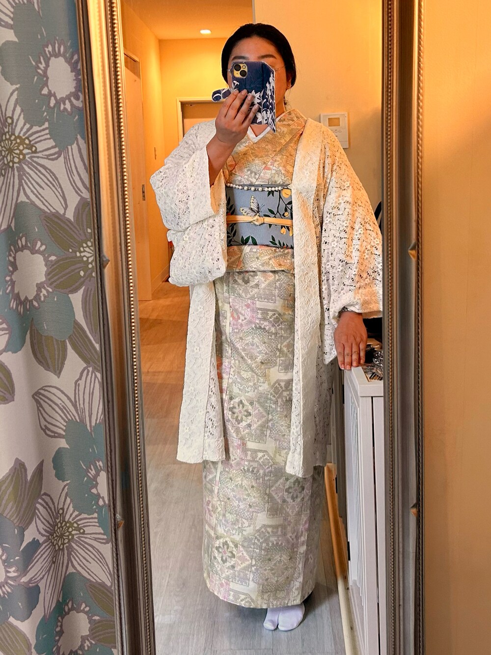 ベージュ系の着物を着用したレディースの春コーディネートの2枚目の写真