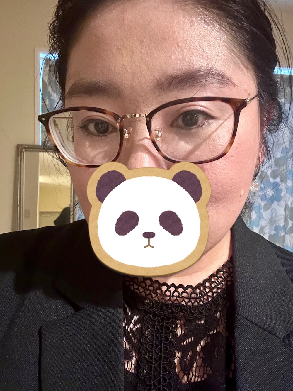 ブルー系のデニムパンツ、ブラック系のシャツ/ブラウスを着用したレディースの春コーディネートの3枚目の写真