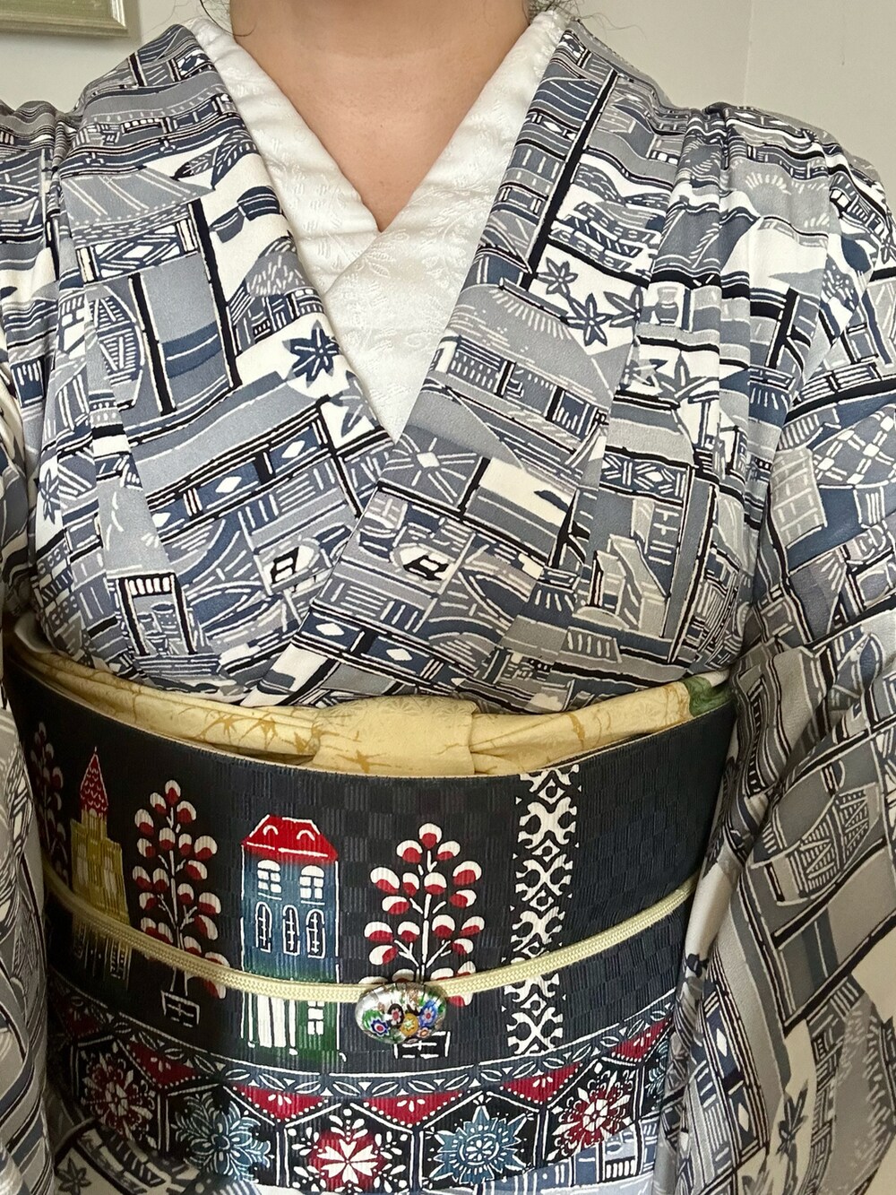 グレー系の着物、ブラック系の和装小物を着用したレディースの冬コーディネートの2枚目の写真