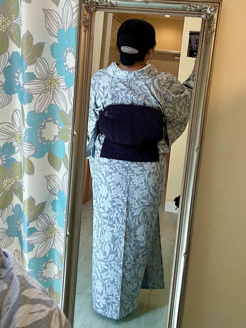 グレー系の着物、ブラック系の和装小物を着用したレディースの夏コーディネートの3枚目の写真