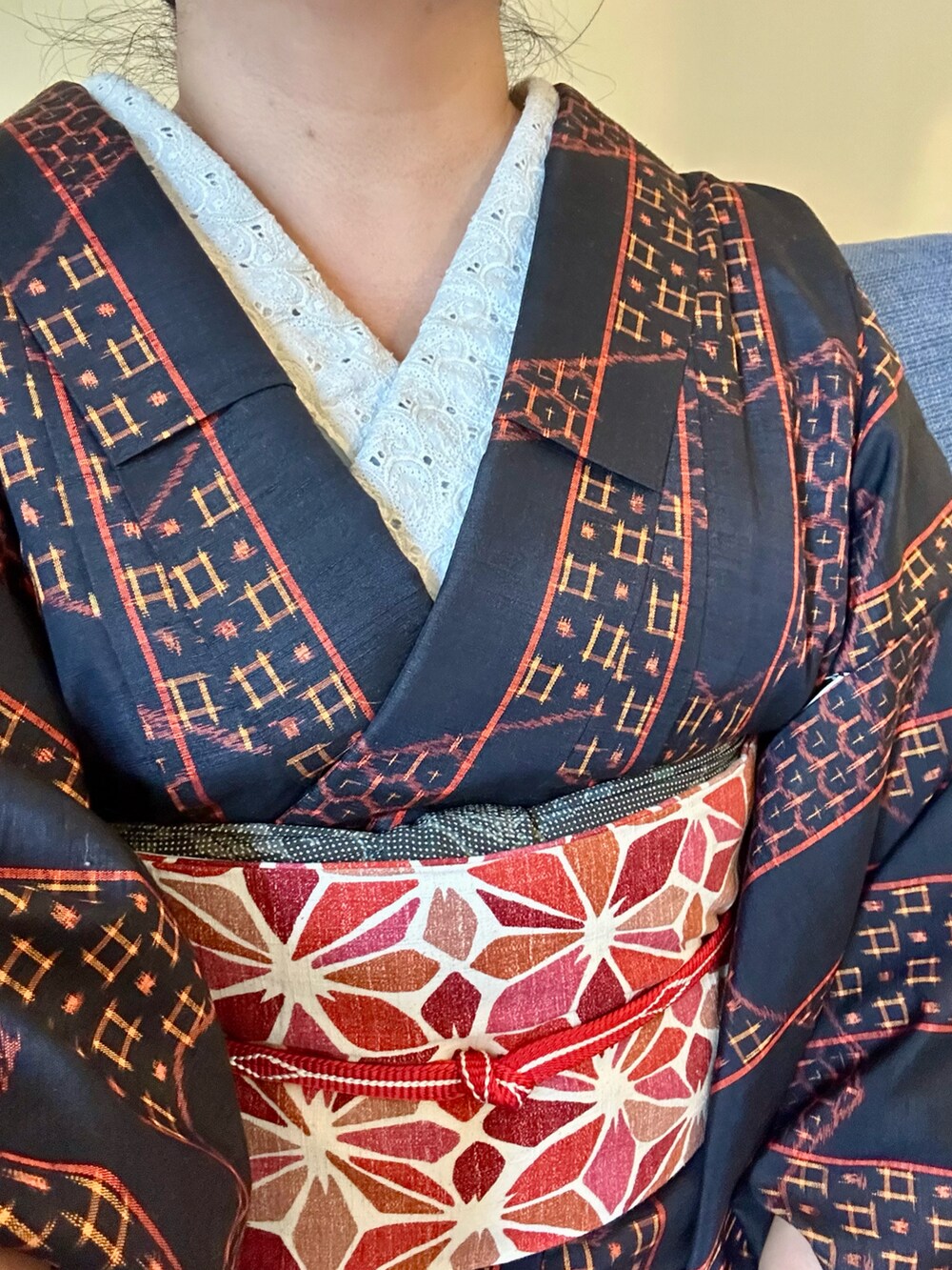 ブラック系の着物を着用したレディースの春コーディネートの2枚目の写真