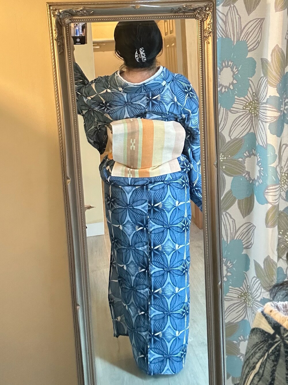 ブルー系の着物を着用したレディースの春コーディネートの3枚目の写真