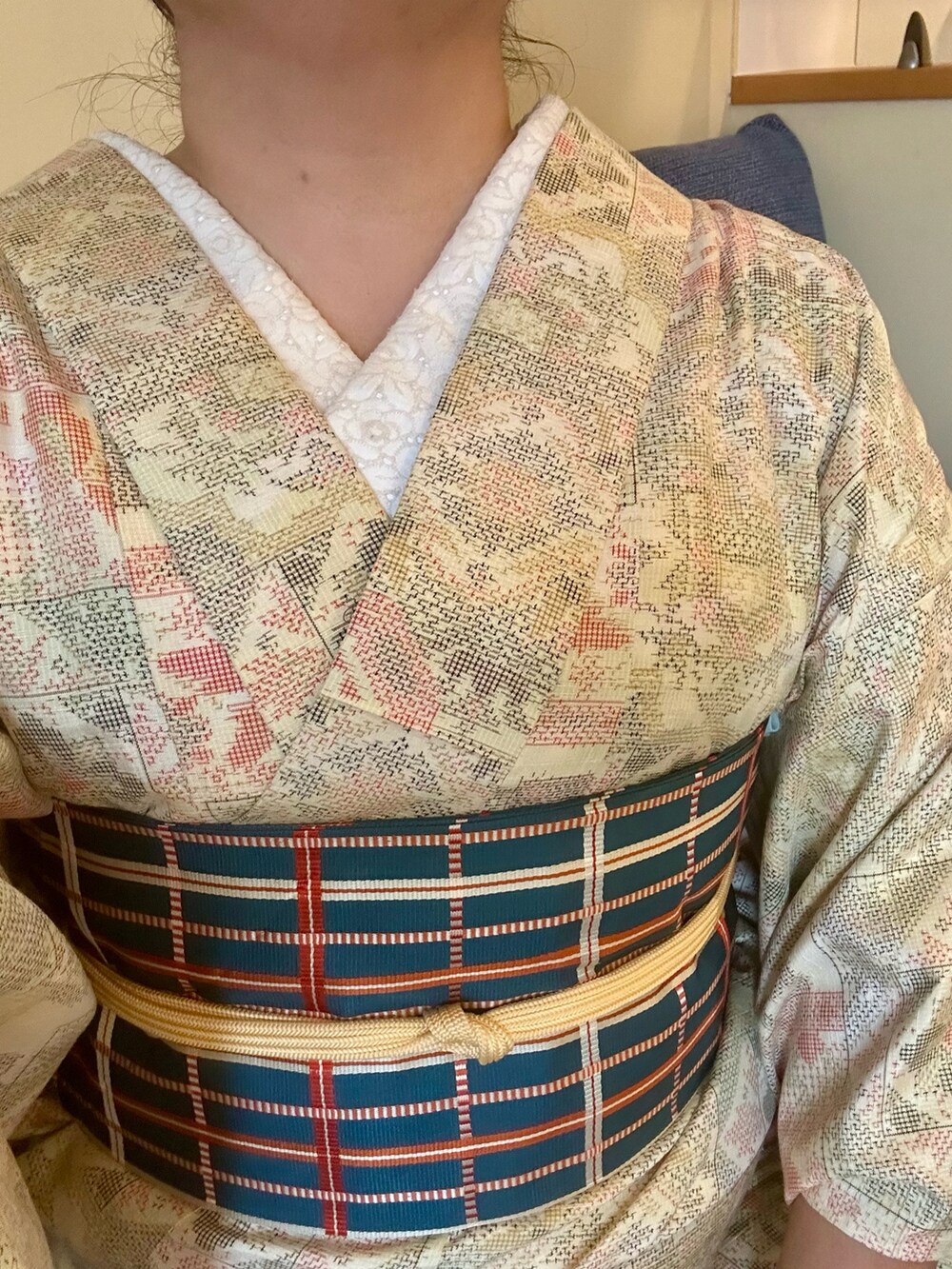 ベージュ系の着物を着用したレディースの春コーディネートの2枚目の写真