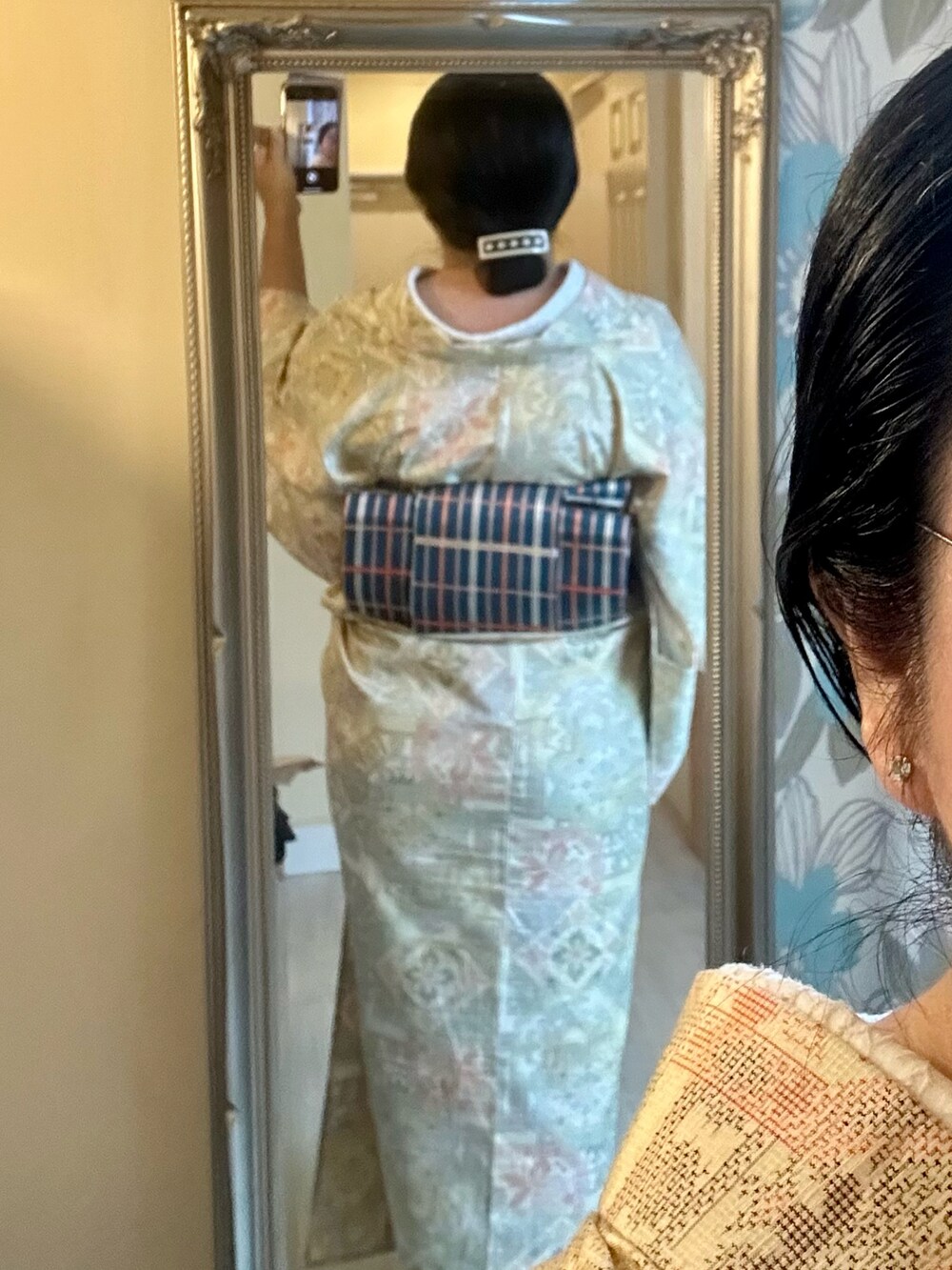 ベージュ系の着物を着用したレディースの春コーディネートの3枚目の写真