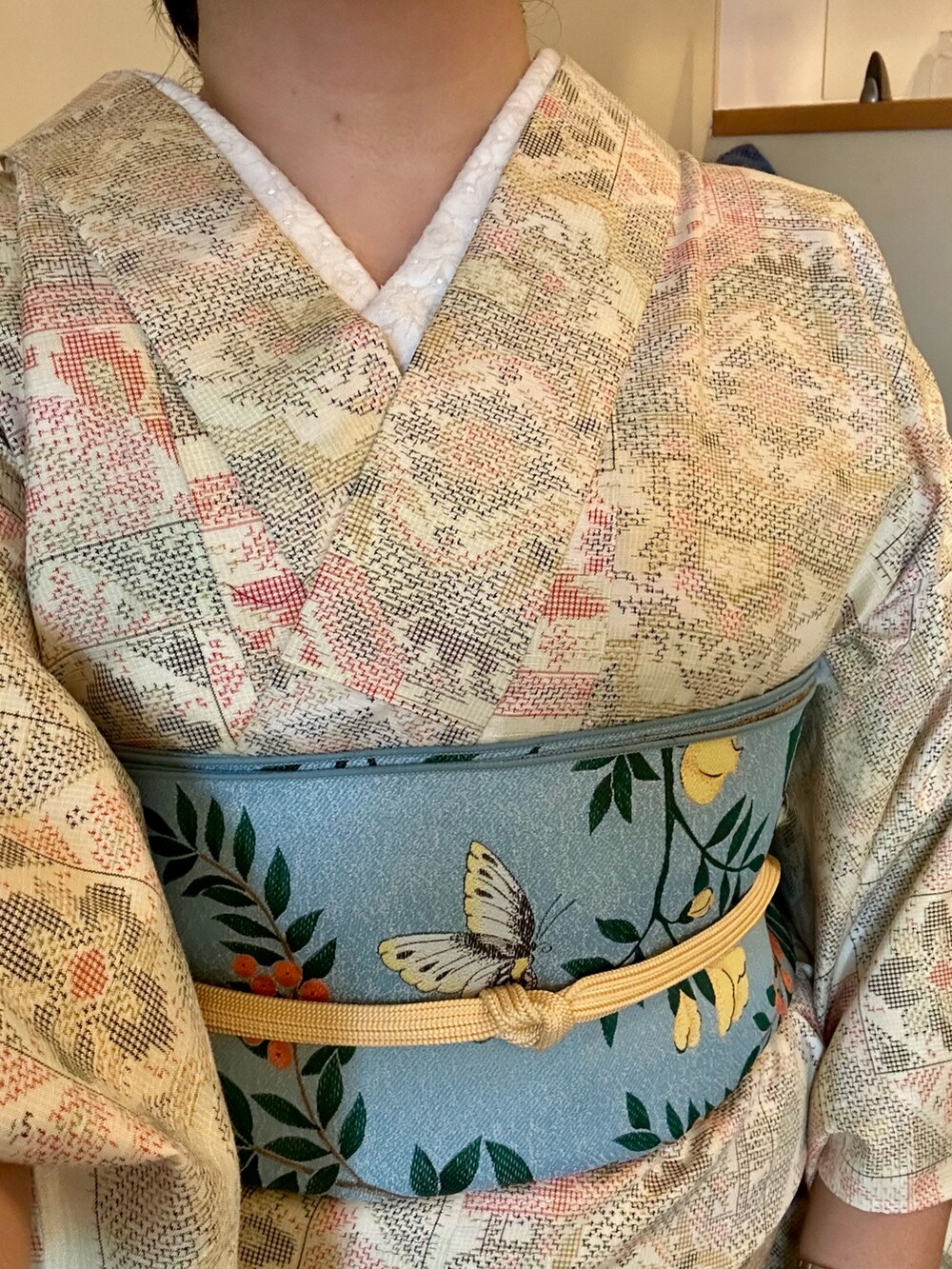 ベージュ系の着物を着用したレディースの春コーディネートの3枚目の写真