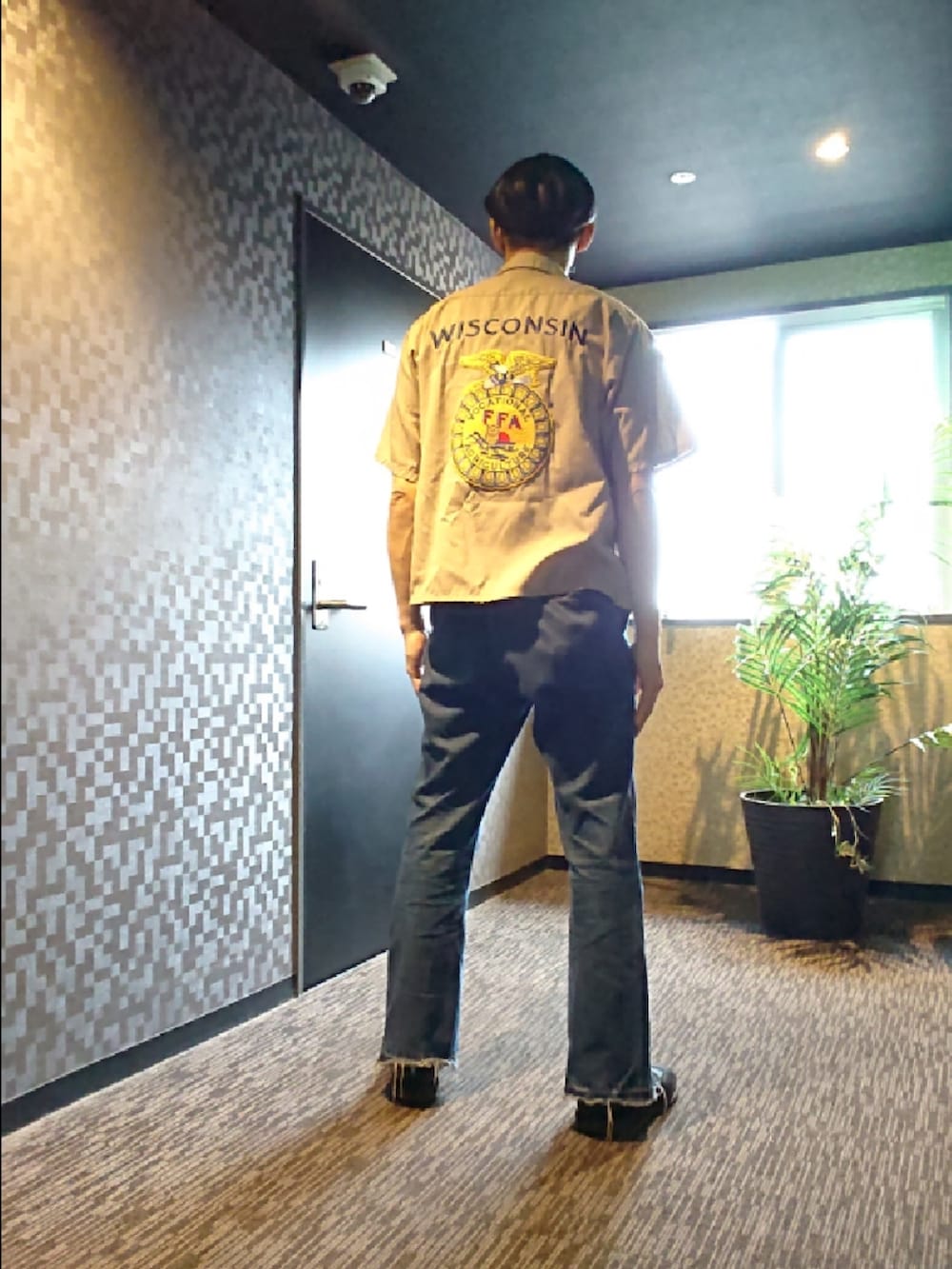 ベージュ系のシャツ/ブラウス、ブラック系のTシャツ/カットソー、ブルー系のその他パンツを着用したメンズの夏コーディネートの2枚目の写真