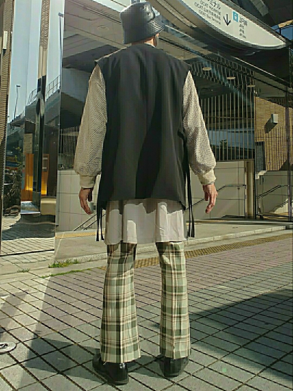 ブラック系のベスト、ホワイト系のTシャツ/カットソー、グレー系のシャツ/ブラウスを着用したメンズの春コーディネートの2枚目の写真