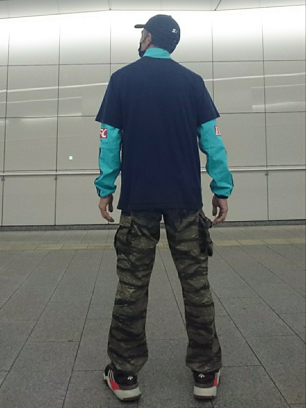ブルー系のTシャツ/カットソー、グリーン系のジャケット/アウター、その他のカーゴパンツを着用したメンズの秋コーディネートの2枚目の写真