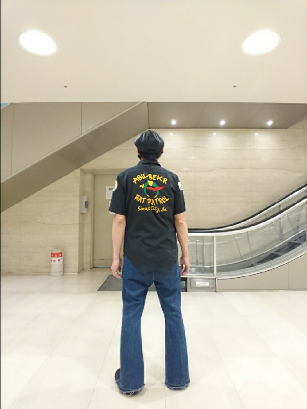 ホワイト系のTシャツ/カットソー、ブラック系のシャツ/ブラウス、ブルー系のその他パンツを着用したメンズの夏コーディネートの2枚目の写真