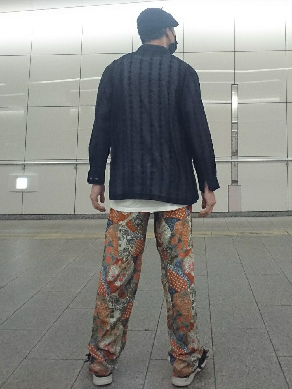 「ベレー帽、シアーシャツ、タンクトップ、柄パンツ、サンダル、agnes b.、TOP ACE、アレキサンダーワン、MAGIC MUSHROOM、ルイス(Lui's)」|「agnes b.のKB19 BERET ラメ糸ベレー帽(ハンチング/ベレー帽、ブラック系)」を使った、たっくんさん(メンズ・176cm)の秋コーディネートの2枚目の写真