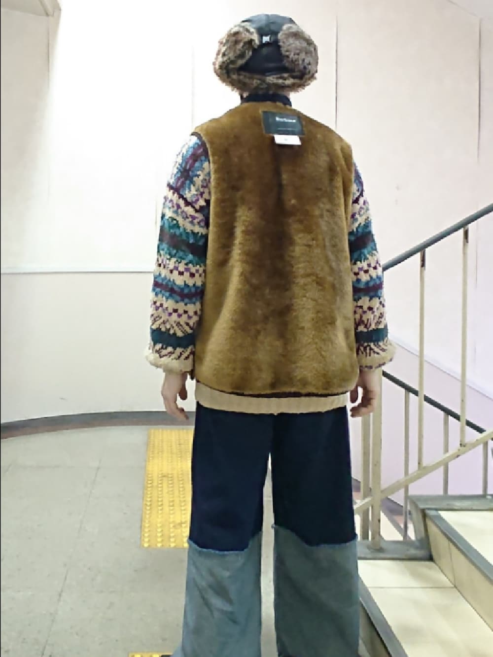 その他のニット/セーター、ブラウン系のベスト、ブルー系のデニムパンツを着用したメンズの冬コーディネートの2枚目の写真