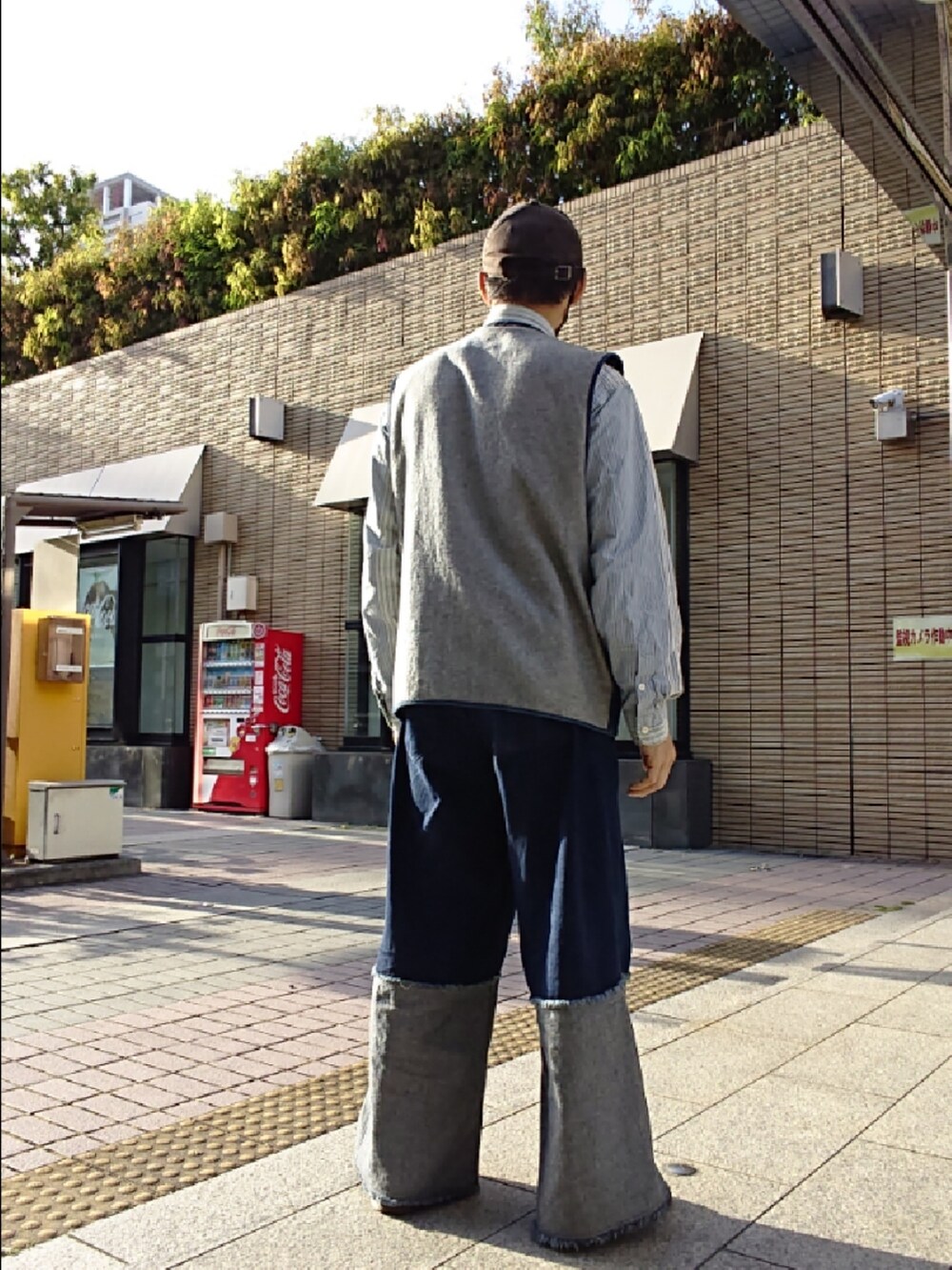 その他のシャツ/ブラウス、ブルー系のベスト、ブルー系のデニムパンツを着用したメンズの春コーディネートの2枚目の写真
