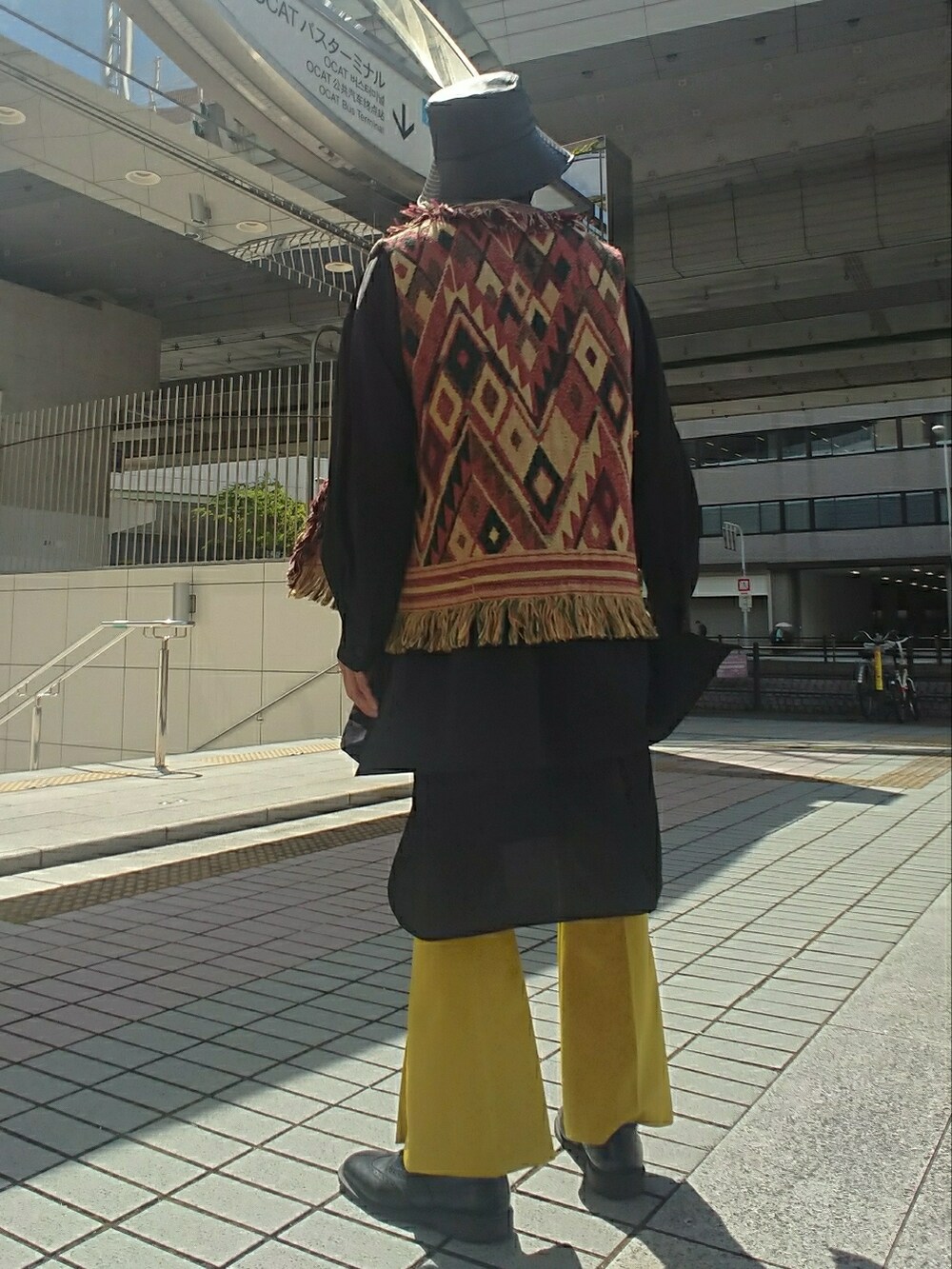 その他のベスト、ブラック系のシャツ/ブラウス、イエロー系のその他パンツを着用したメンズの春コーディネートの2枚目の写真