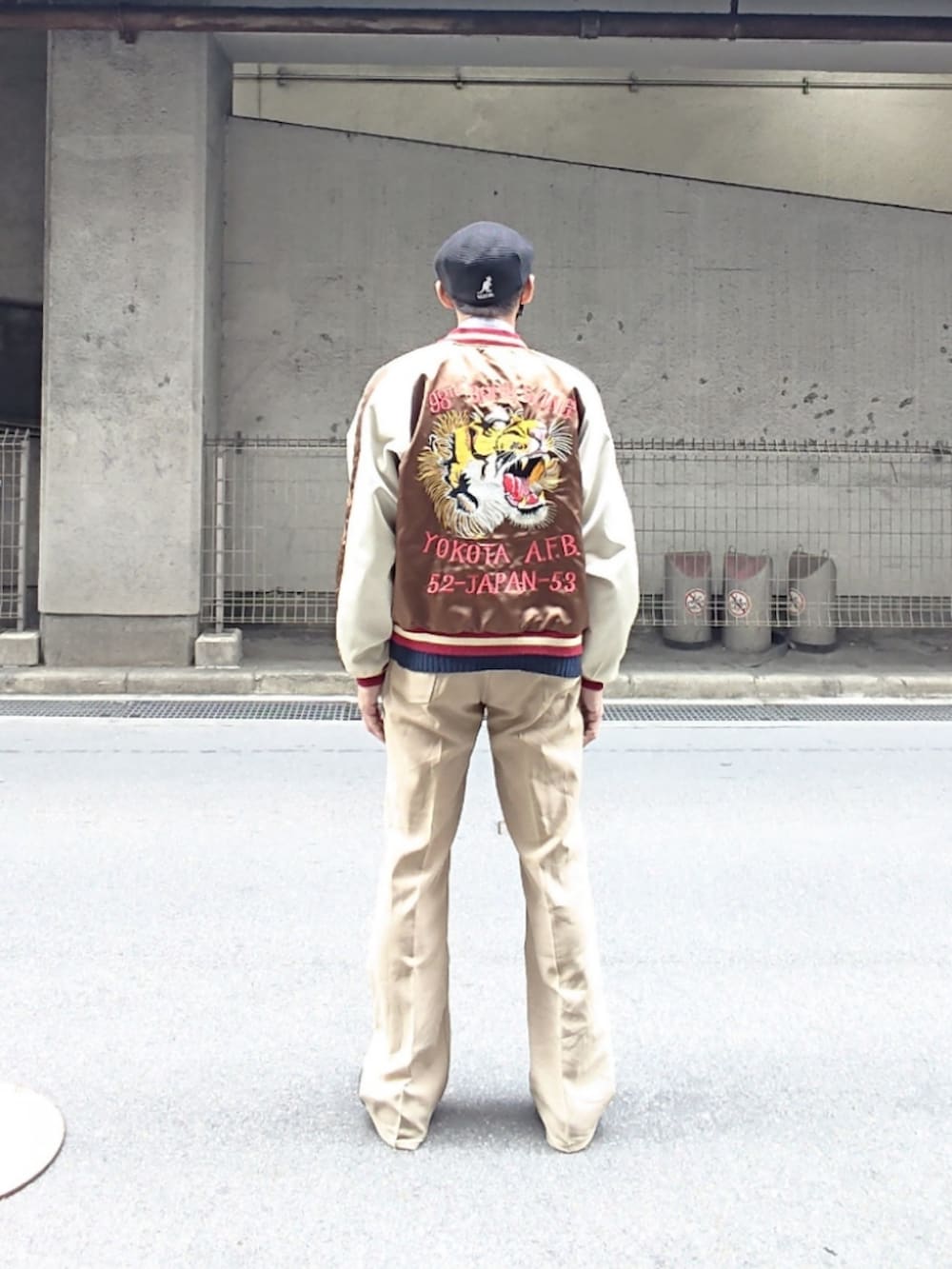 その他のシャツ/ブラウス、ブラウン系のスカジャン、ベージュ系のスラックスを着用したメンズの春コーディネートの2枚目の写真