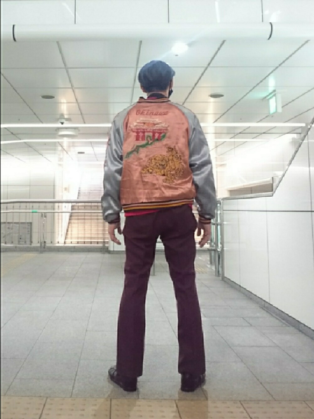「ハンチング帽、スカジャン、カーディガン、ドレスシャツ、ランチャーパンツ、グルカサンダル、WEGO、IZOD、テーラー東洋、ブルックスブラザーズ、Wrangler、BEAMS、ニナリッチ」|「TAILOR TOYOのアイテム(スカジャン、レッド系)」を使った、たっくんさん(メンズ・176cm)の春コーディネートの2枚目の写真