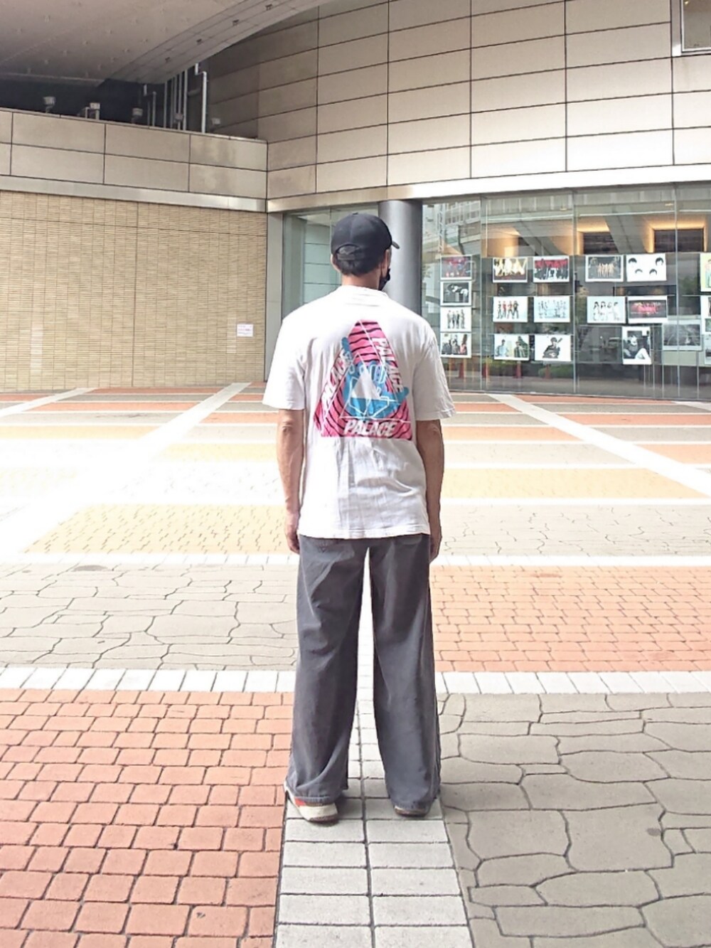 ホワイト系のTシャツ/カットソー、グレー系のデニムパンツ、ブラック系のスニーカーを着用したメンズの夏コーディネートの2枚目の写真