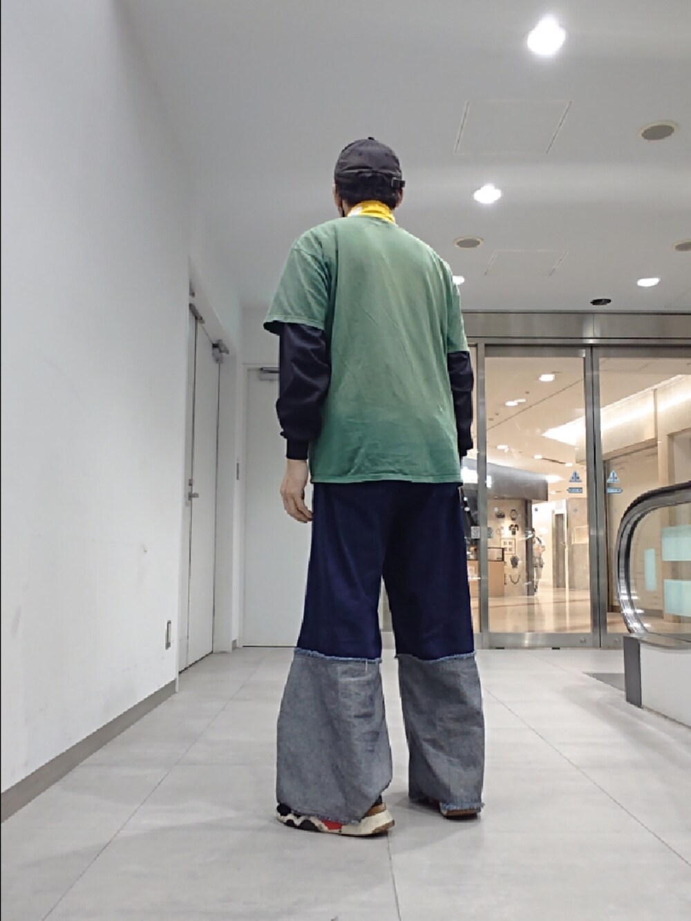 イエロー系のジャケット/アウター、グリーン系のTシャツ/カットソー、ブルー系のデニムパンツを着用したメンズの春コーディネートの2枚目の写真