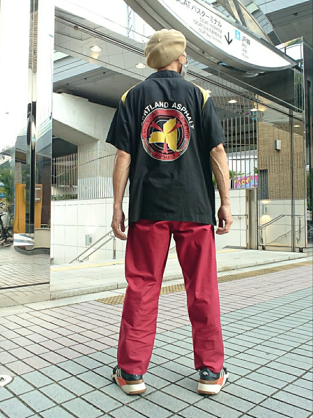ブラック系のシャツ/ブラウス、レッド系のパンツ、ブラック系のスニーカーを着用したメンズの夏コーディネートの2枚目の写真