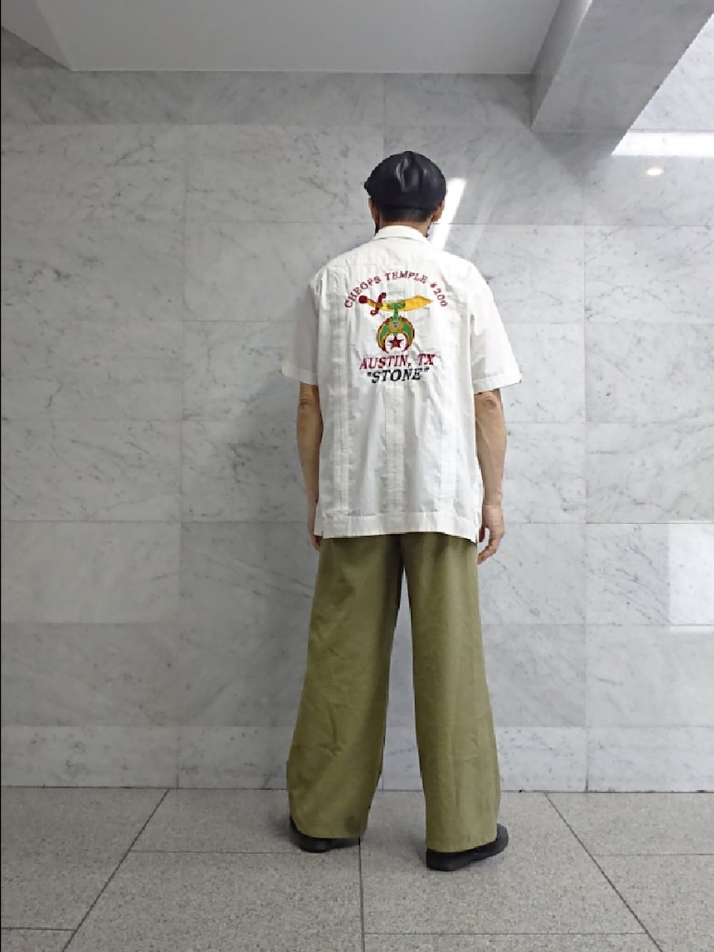 ホワイト系のTシャツ/カットソー、ホワイト系のシャツ/ブラウス、グリーン系のその他パンツを着用したメンズの夏コーディネートの2枚目の写真