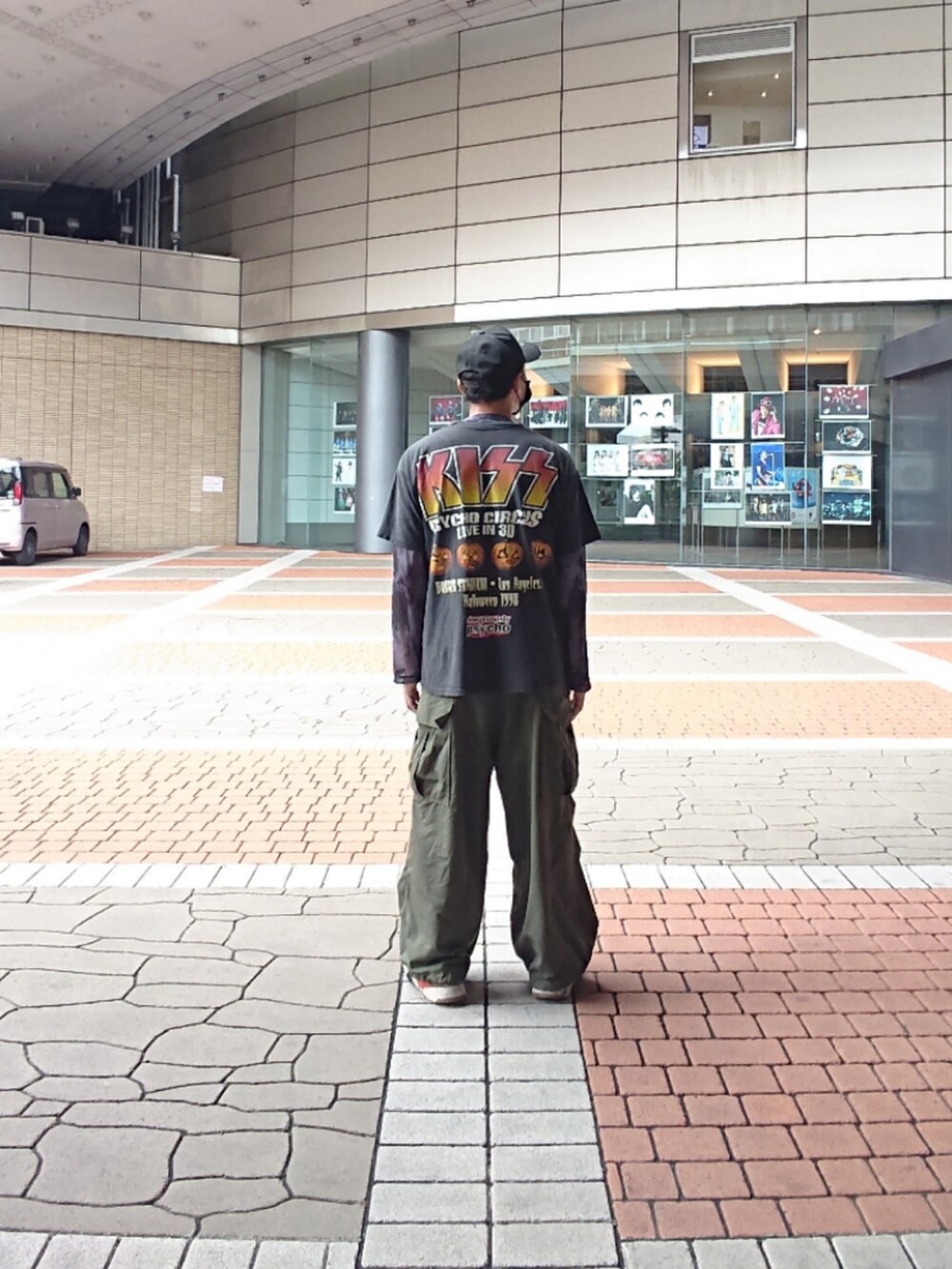 ブラック系のTシャツ/カットソー、ブラック系のTシャツ/カットソー、グリーン系のカーゴパンツを着用したメンズの夏コーディネートの2枚目の写真