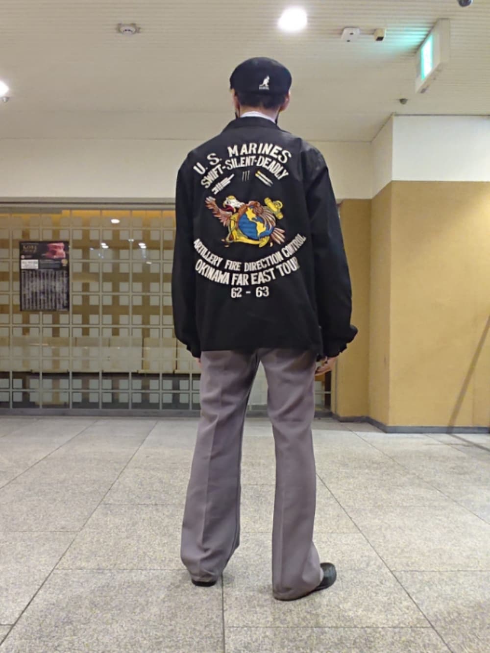その他のシャツ/ブラウス、ブラック系のその他アウター、グレー系のスラックスを着用したメンズの春コーディネートの2枚目の写真