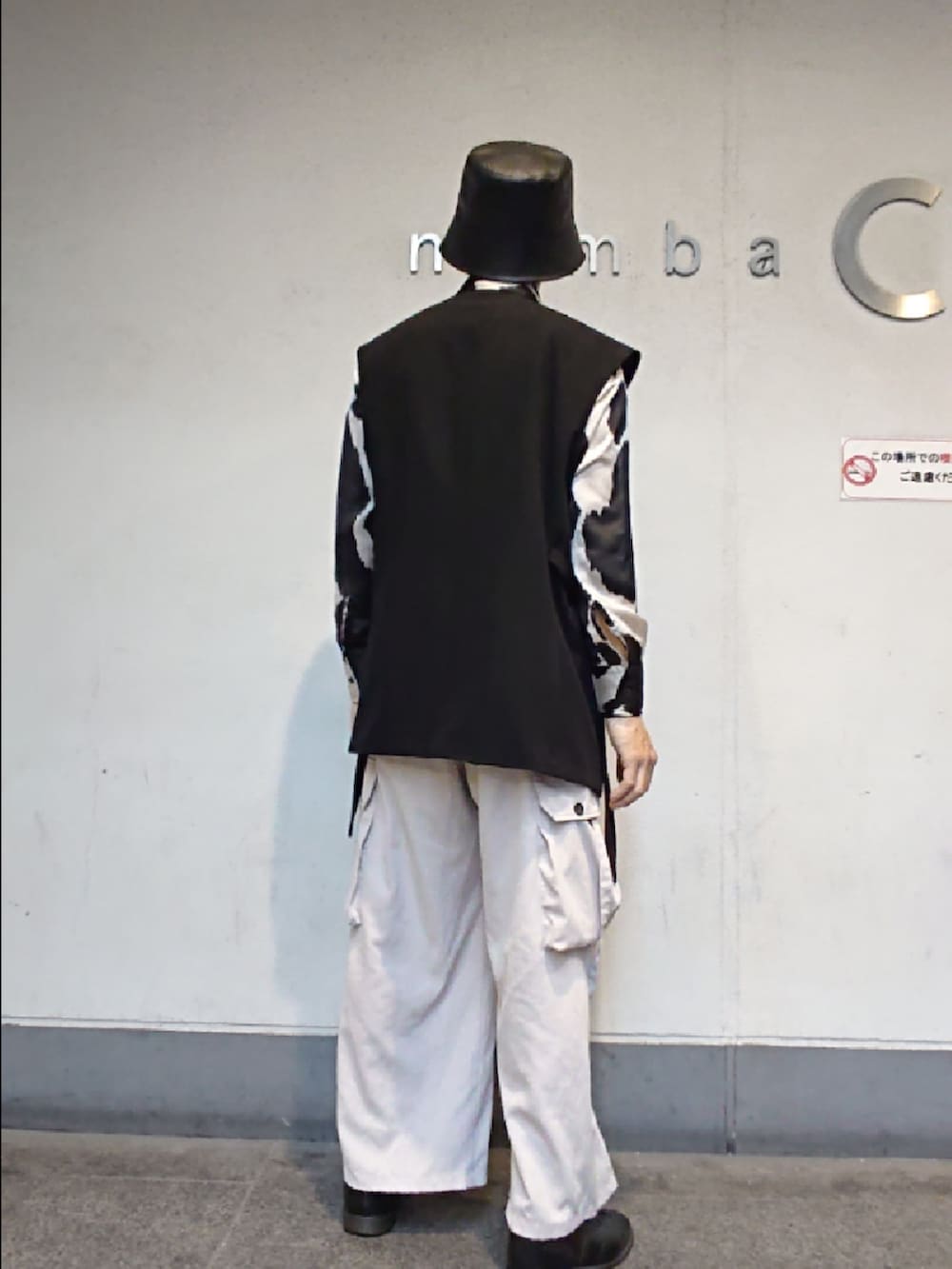 その他のシャツ/ブラウス、ブラック系のベスト、グレー系のカーゴパンツを着用したメンズの春コーディネートの2枚目の写真