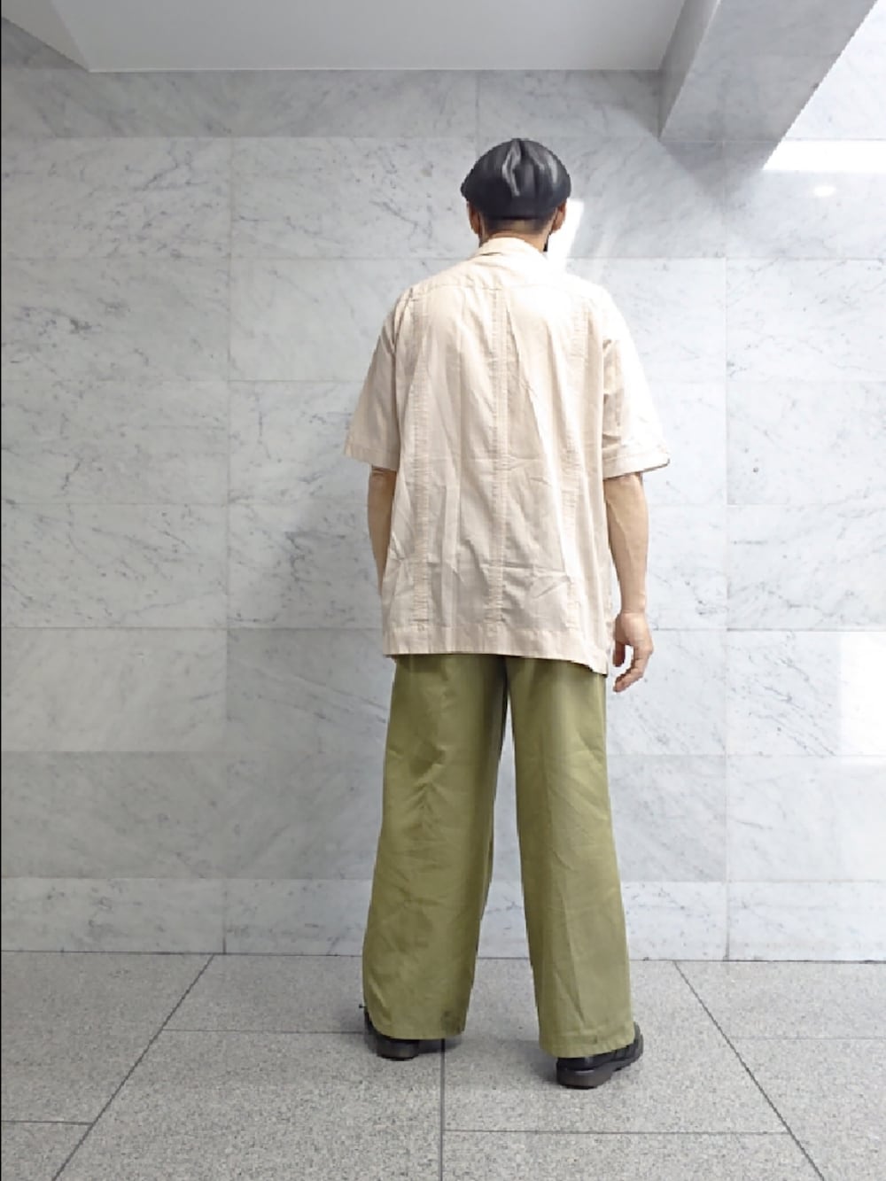 ベージュ系のシャツ/ブラウス、グリーン系のその他パンツ、ブラック系のドレスシューズを着用したメンズの夏コーディネートの2枚目の写真