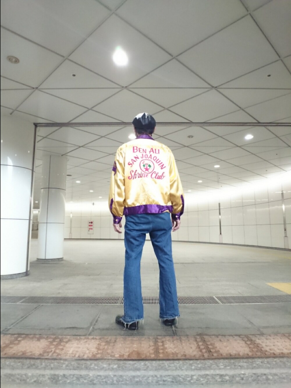 イエロー系のその他アウター、ブルー系のその他パンツ、ブラック系のサンダルを着用したメンズの夏コーディネートの2枚目の写真