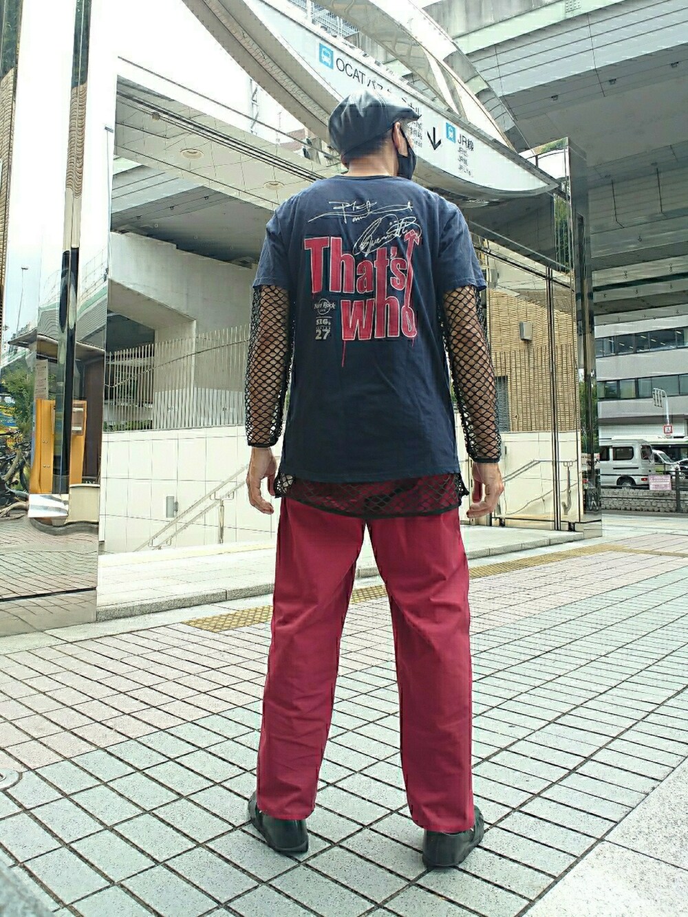 ブラック系のTシャツ/カットソー、ブラック系のTシャツ/カットソー、レッド系のパンツを着用したメンズの秋コーディネートの2枚目の写真