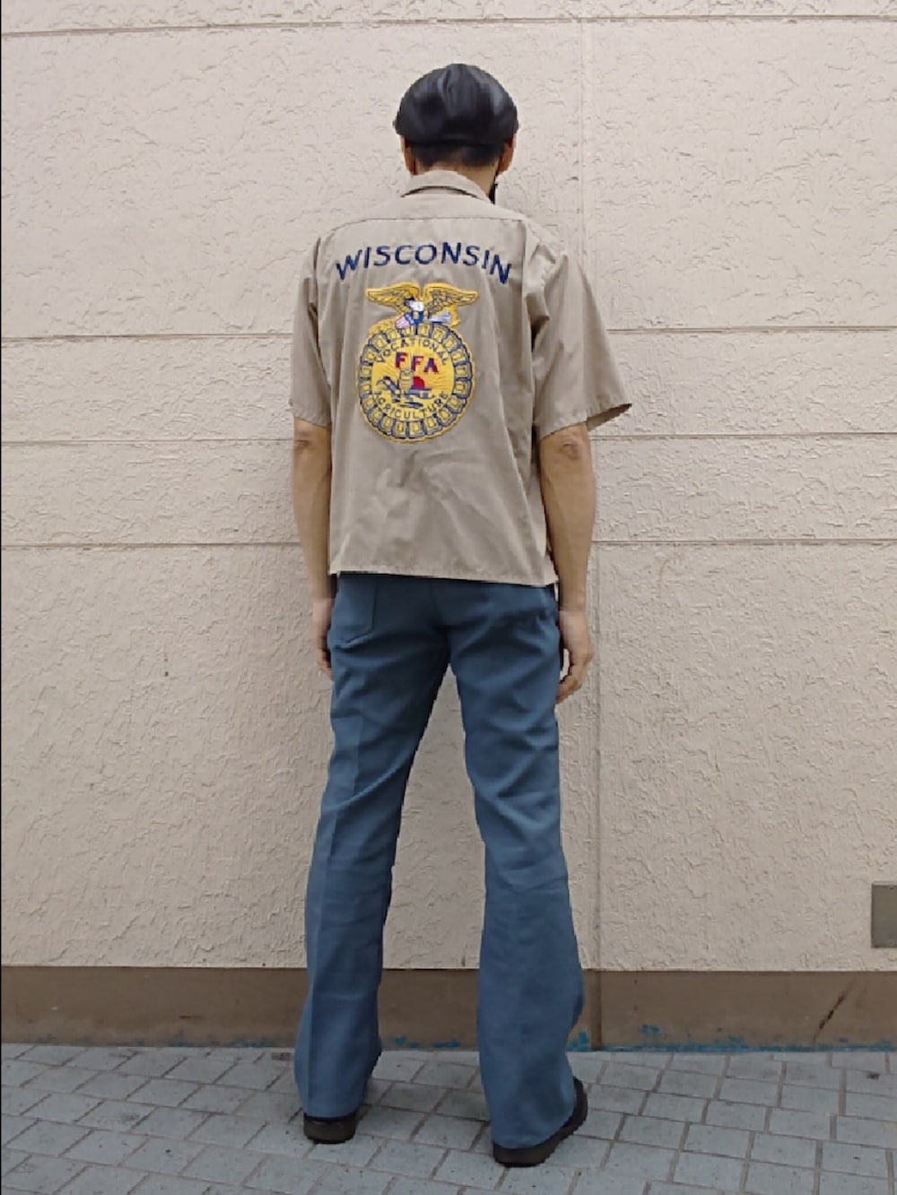 ベージュ系のシャツ/ブラウス、ブラック系のTシャツ/カットソー、グリーン系のスラックスを着用したメンズの夏コーディネートの2枚目の写真