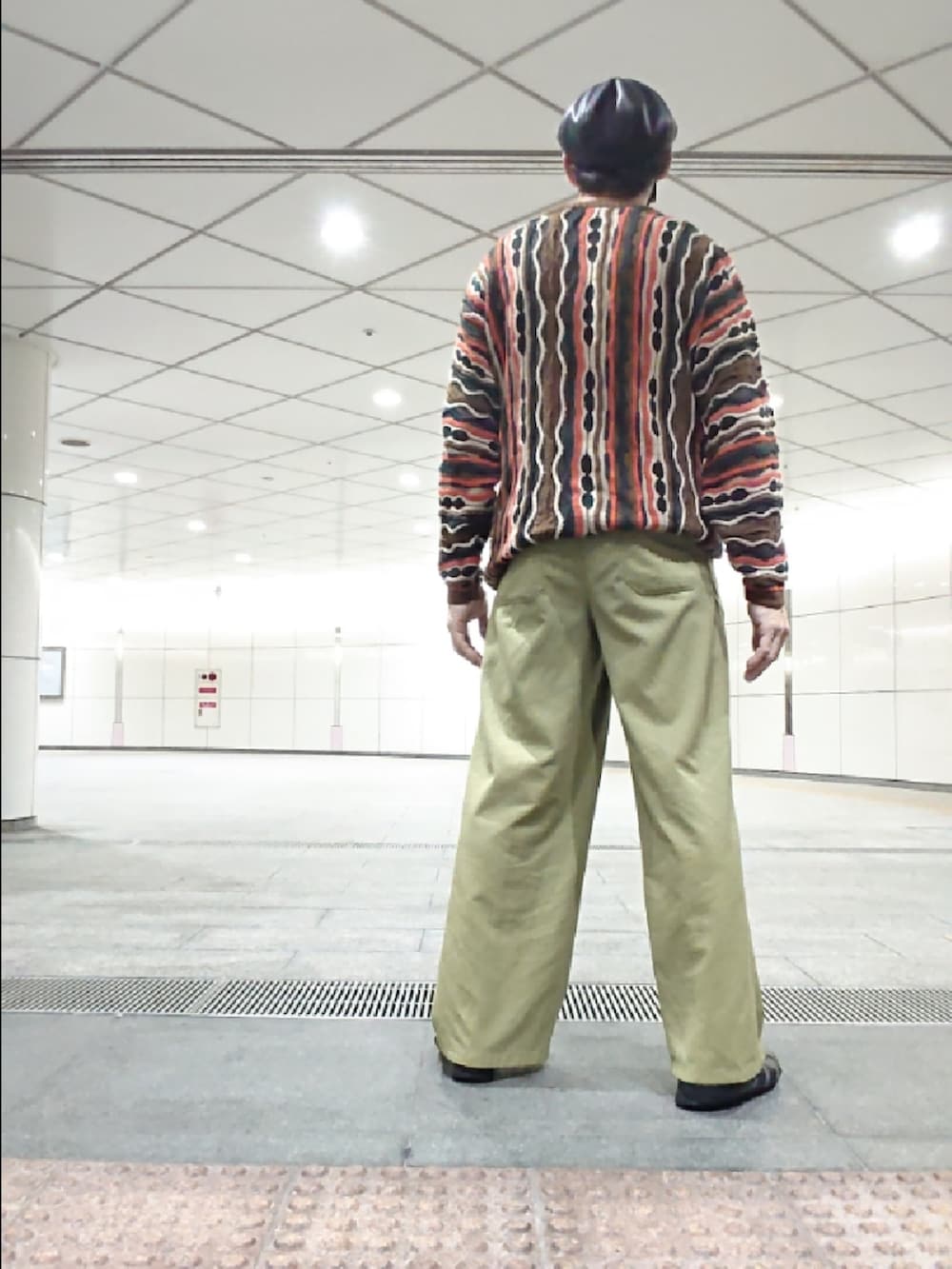 その他のニット/セーター、グリーン系のその他パンツ、ブラック系のサンダルを着用したメンズの秋コーディネートの2枚目の写真