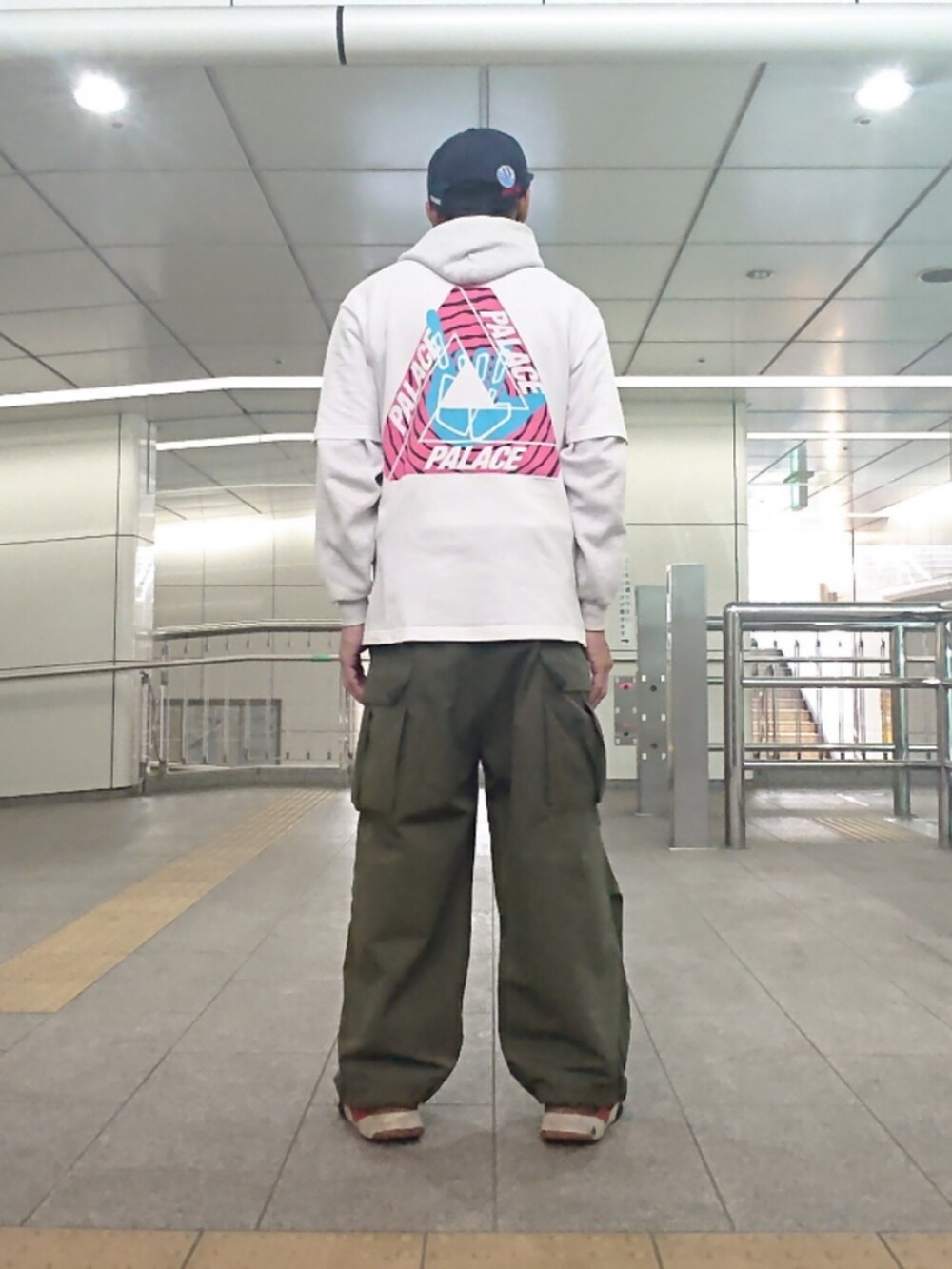 「キャップ、パーカー、Tシャツ、カーゴパンツ、スニーカー、ストリート、レイヤード、palace、SOFFE、フリークスストア(FREAK'S STORE)、アレキサンダーワン×アディダス」|「PALACEのアイテム(Tシャツ/カットソー、ホワイト系)」を使った、たっくんさん(メンズ・176cm)の春コーディネートの2枚目の写真