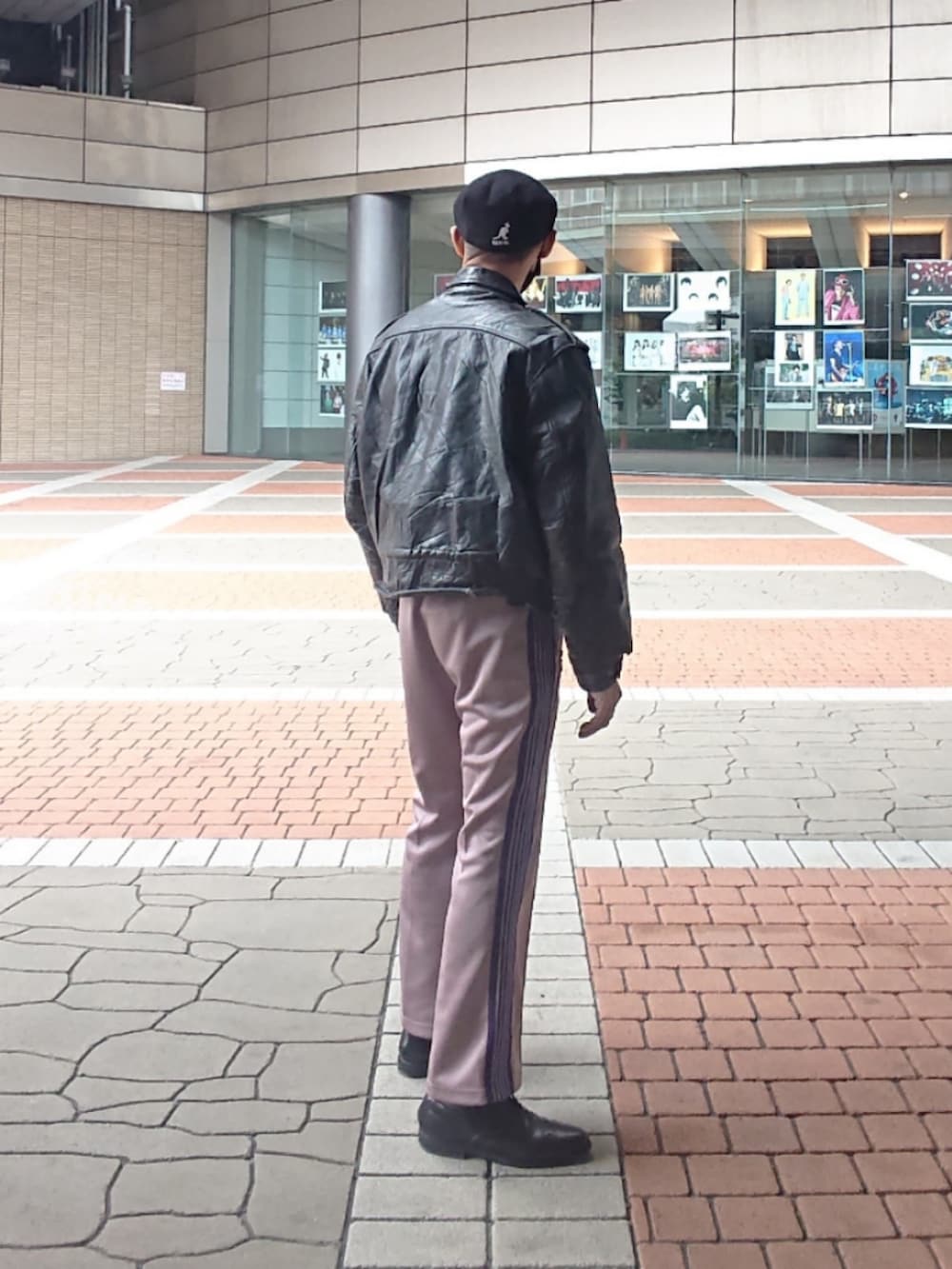 「ハンチング帽、バンドT、レザージャケット、トラックパンツ、ドレスシューズ、カンゴール、Admiral Sportswear、RAMONES、ニードルス、BOSTONIAN」｜「KANGOLのKANGOL（カンゴール）WOOL 504/ウールハンチング/ベレー帽 メンズ レディース（ハンチング/ベレー帽、ブラック系）」を使った、たっくんさん（メンズ・176cm）の春コーディネートの2枚目の写真