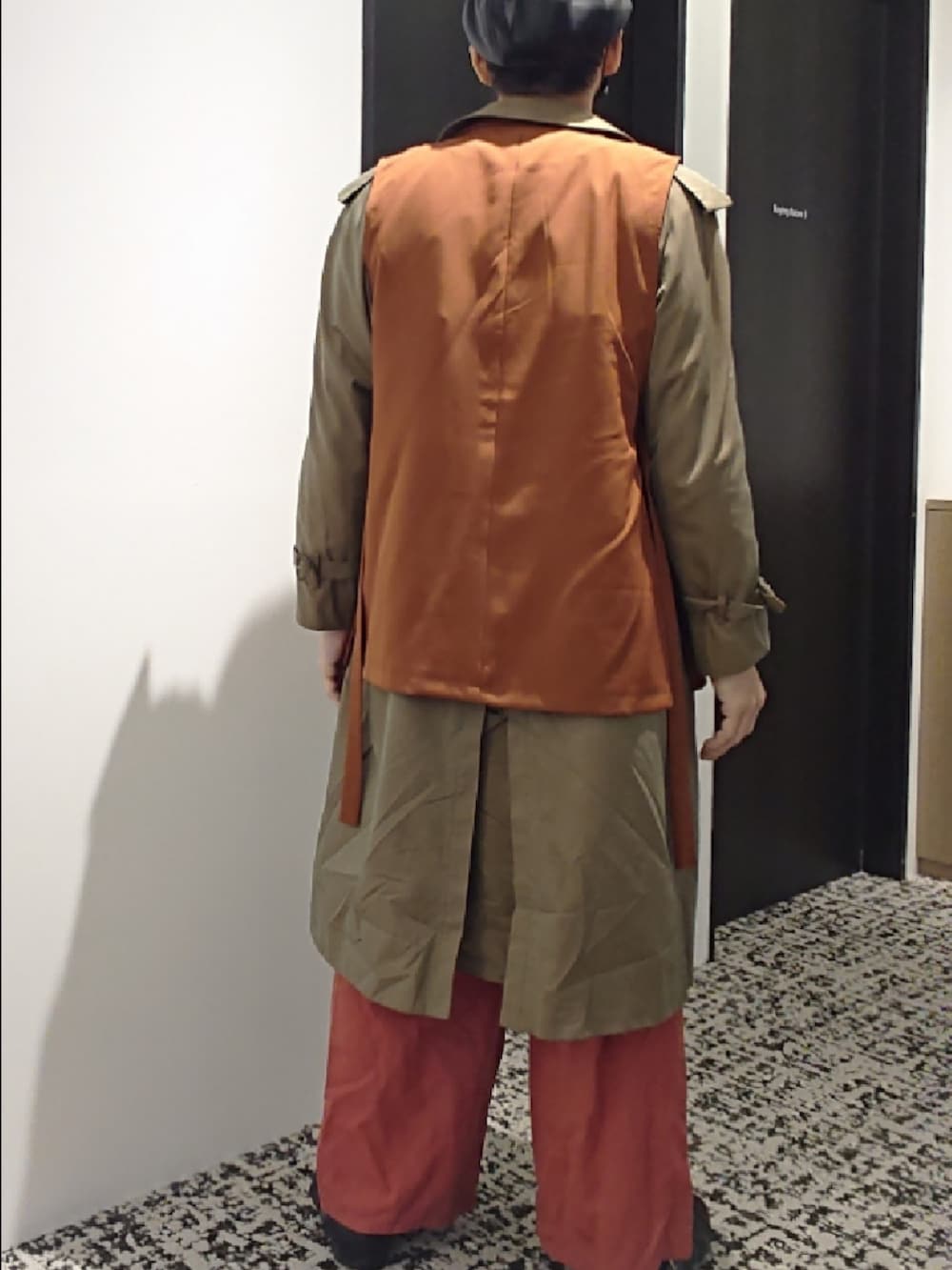 その他のシャツ/ブラウス、グリーン系のトレンチコート、ブラウン系のベストを着用したメンズの冬コーディネートの2枚目の写真