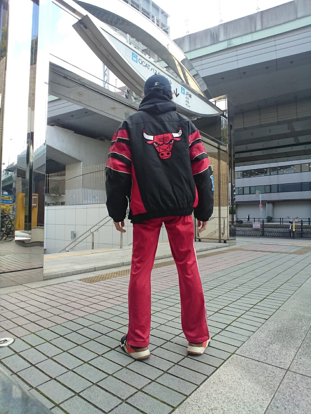 ブラック系のパーカー、ブラック系のその他アウター、レッド系のその他パンツを着用したメンズの冬コーディネートの2枚目の写真