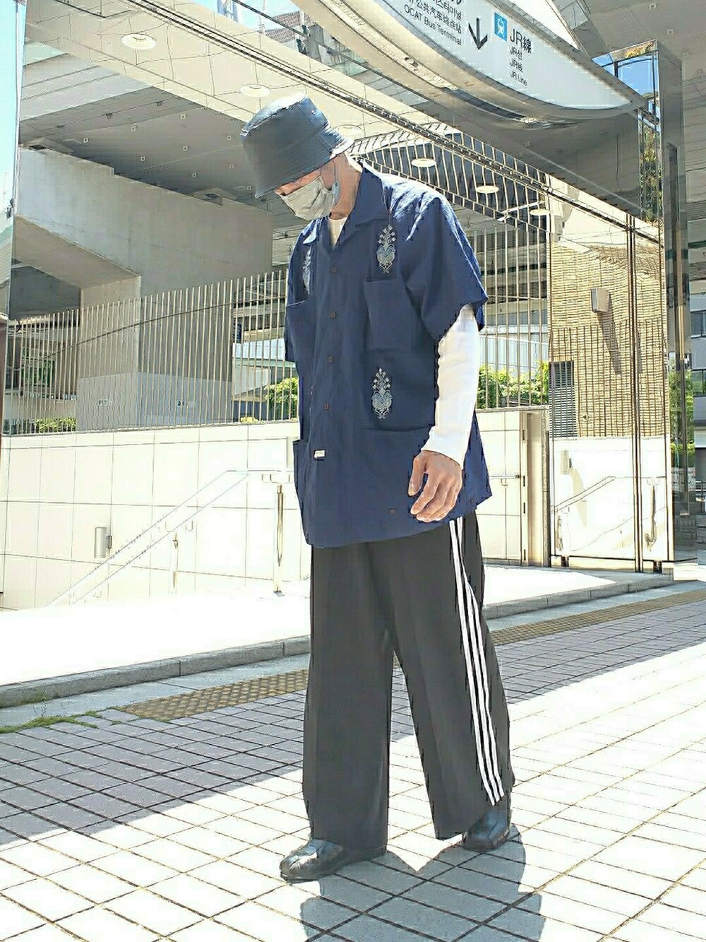 ブルー系のシャツ/ブラウス、ブラック系のその他パンツ、ブラック系のサンダルを着用したメンズの春コーディネートの2枚目の写真