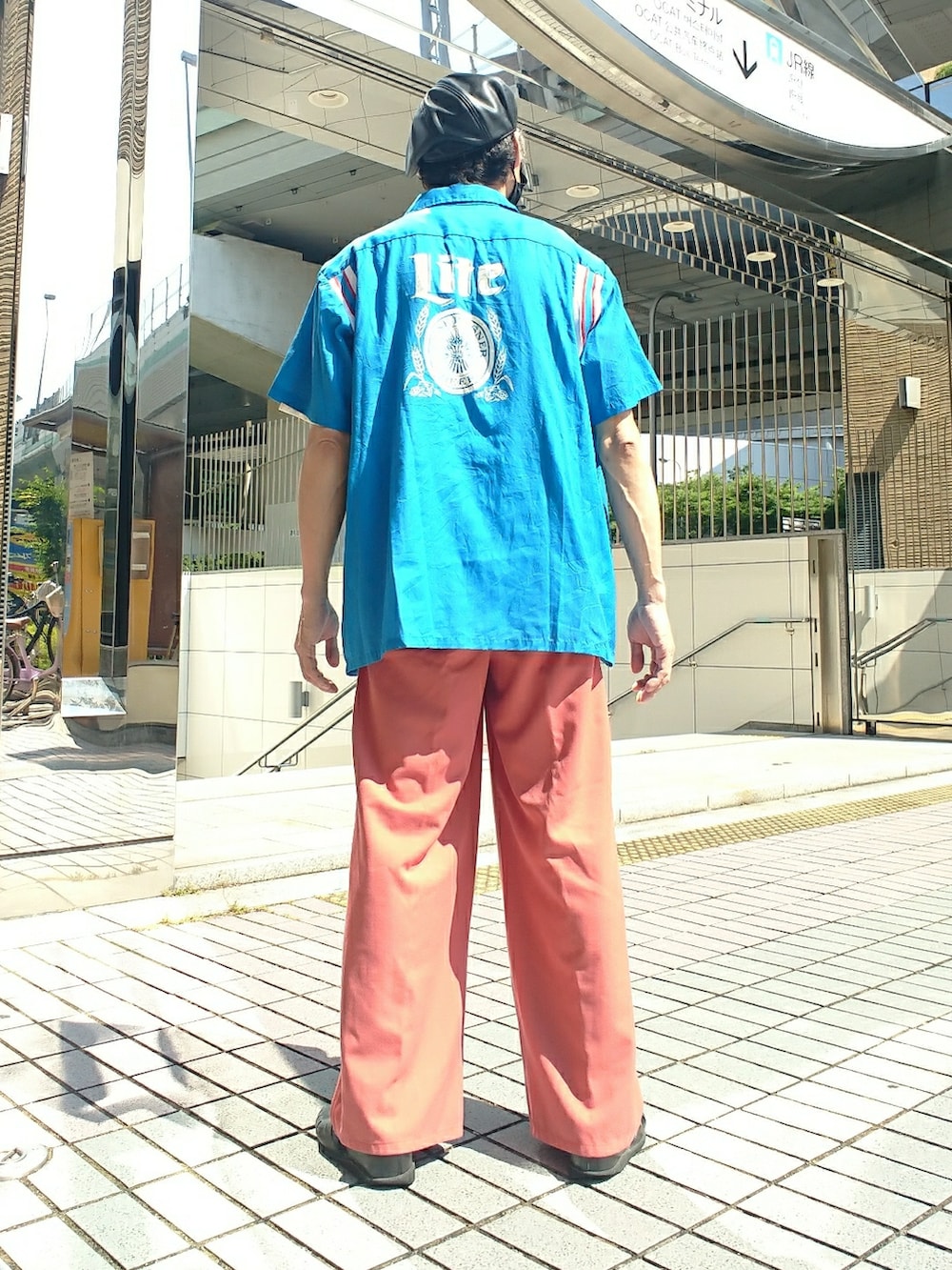 ブルー系のシャツ/ブラウス、ブラウン系のその他パンツ、ブラック系のサンダルを着用したメンズの夏コーディネートの2枚目の写真
